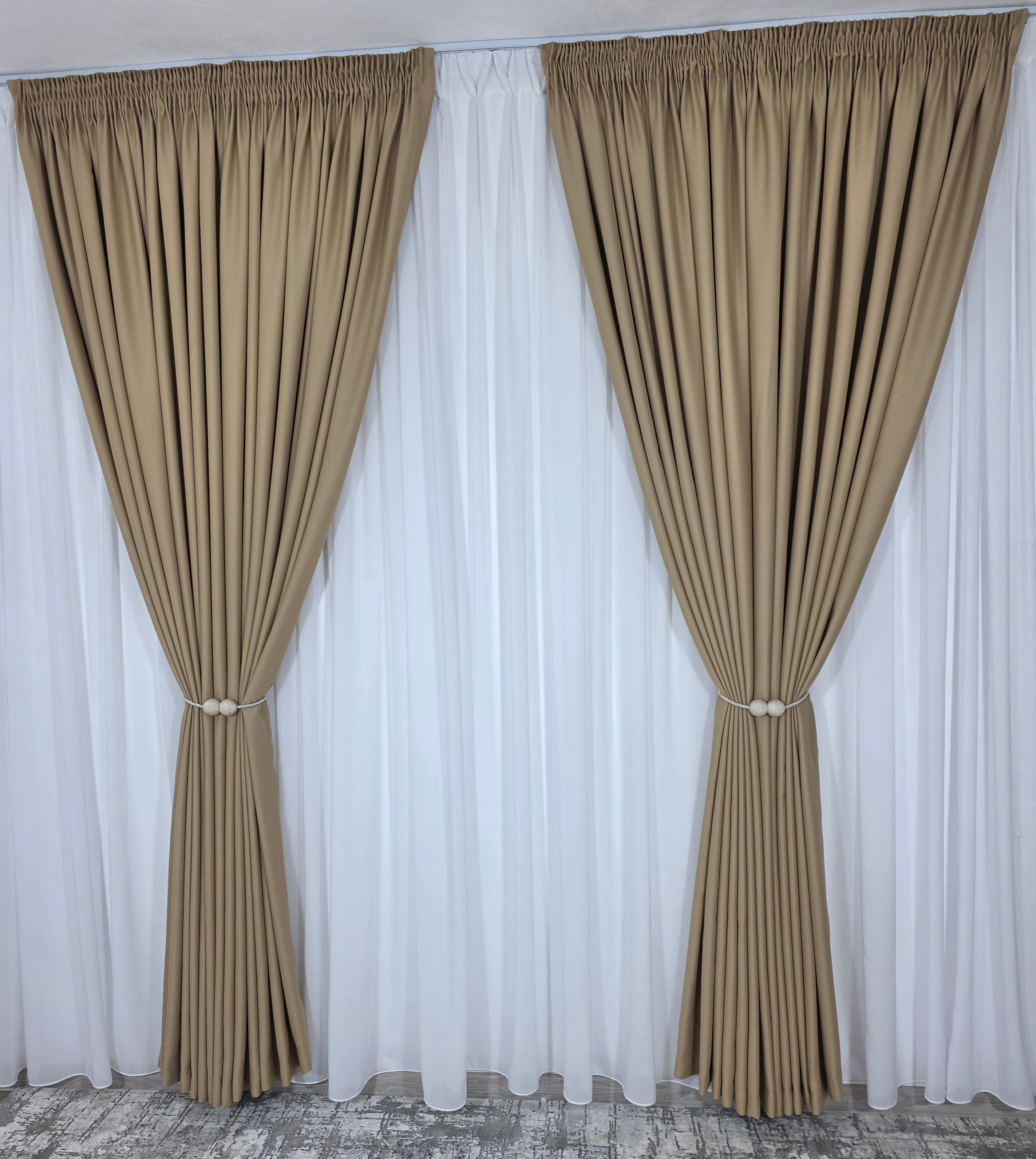 Colectia Blackout: Perdea Matase Alba Si Draperie Capucino Blackout 80%