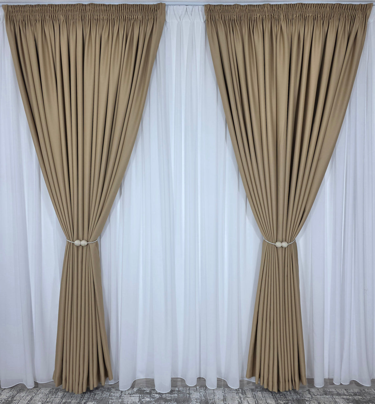 Colectia Blackout: Perdea Matase Alba Si Draperie Capucino Blackout 80%