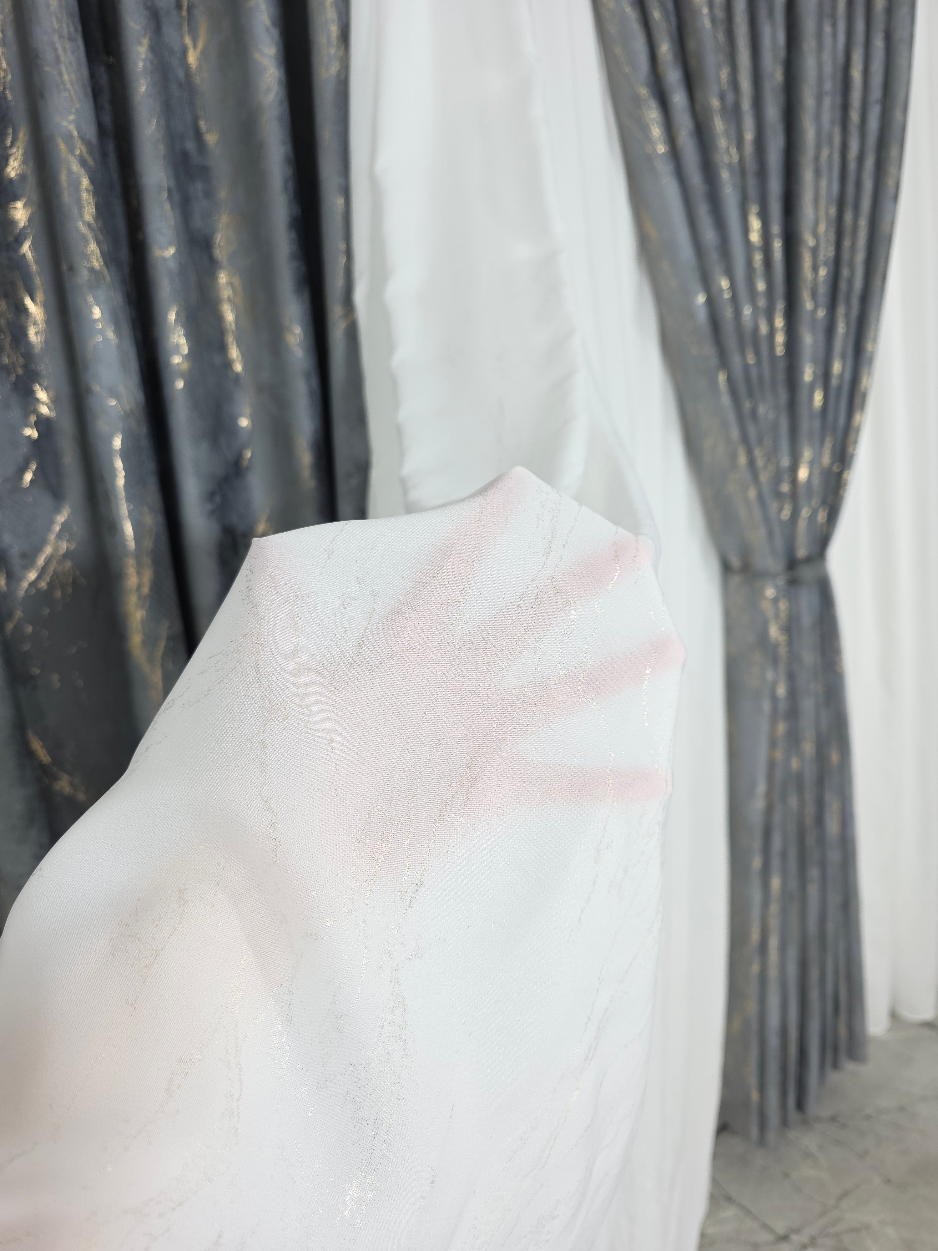 Colectia Venetia: perdea din matase cu insertii aurii varianta 3 si draperie din catifea cu insertii aurii - Gri inchis