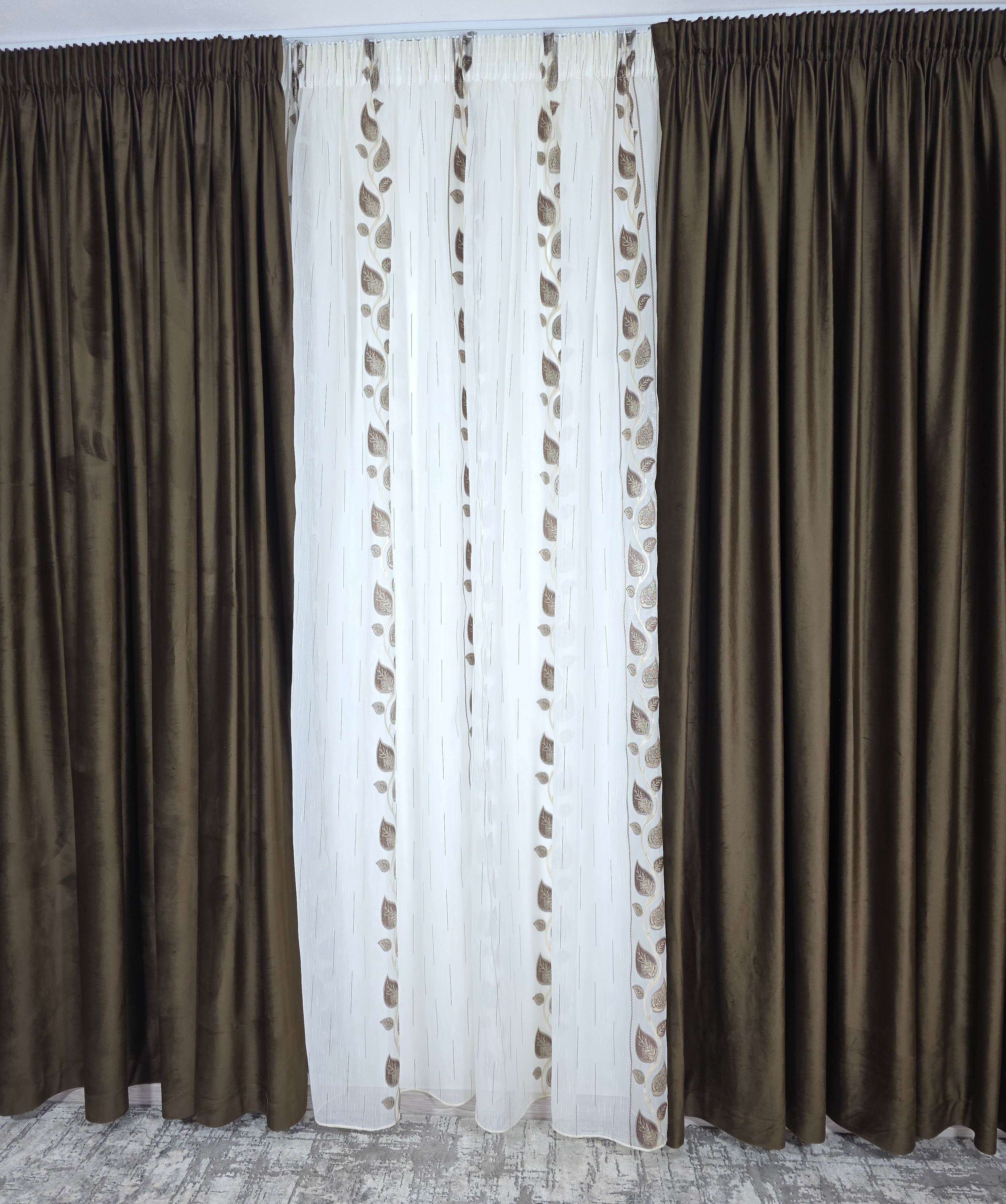 Set Calin: Perdea Sable Crem Cu Frunze Maro Si Draperie Blackout Catifea Maro