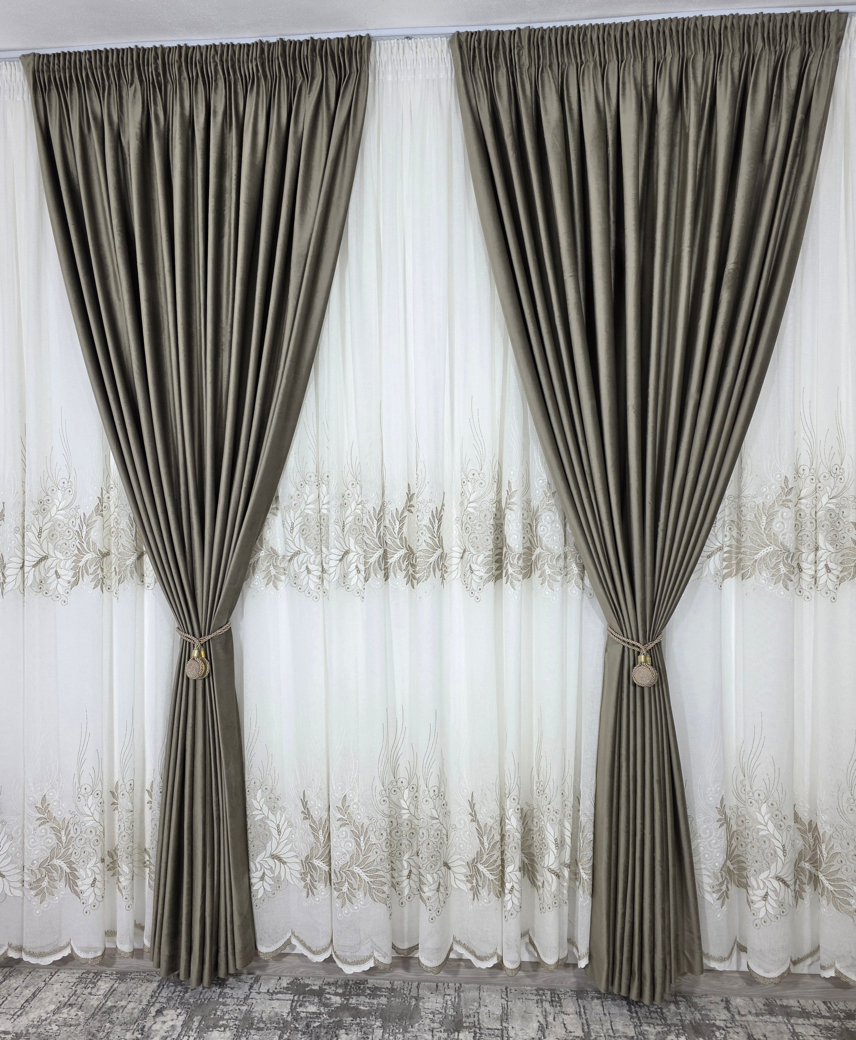 Set Amelia: perdea ivoire din in gros cu broderie bej si draperie din catifea bej inchis