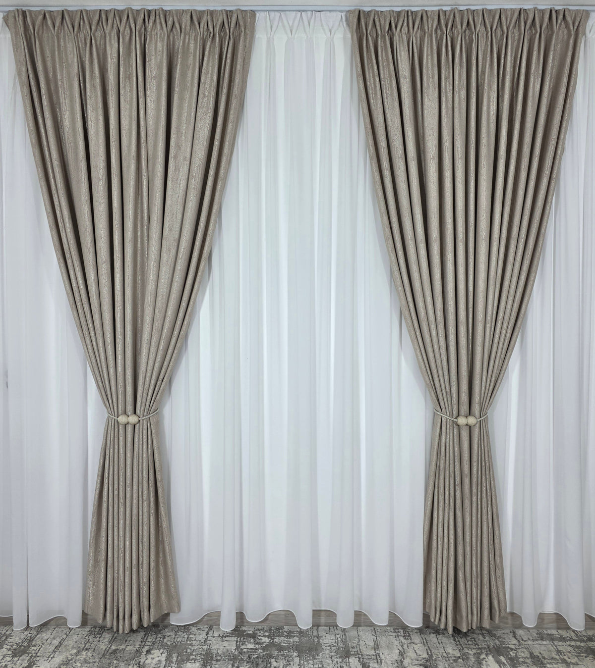 Colectia Lucy: perdea alba simpla voal si draperie bej cu model de vopsea decorativa