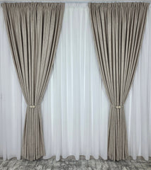Colectia Lucy: perdea alba simpla voal si draperie bej cu model de vopsea decorativa