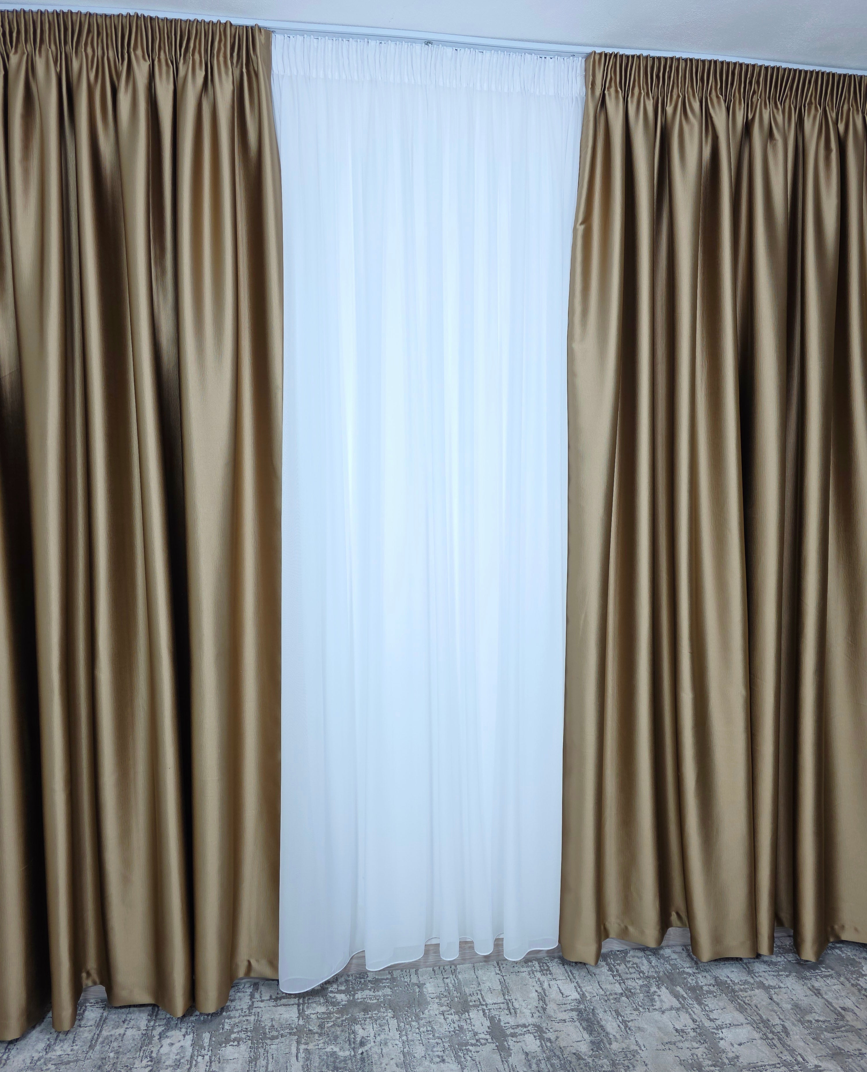 Colectia Noapte-Zi: Perdea voal alb premium si Draperie Paris blackout 100% opaca pe culoarea caramel
