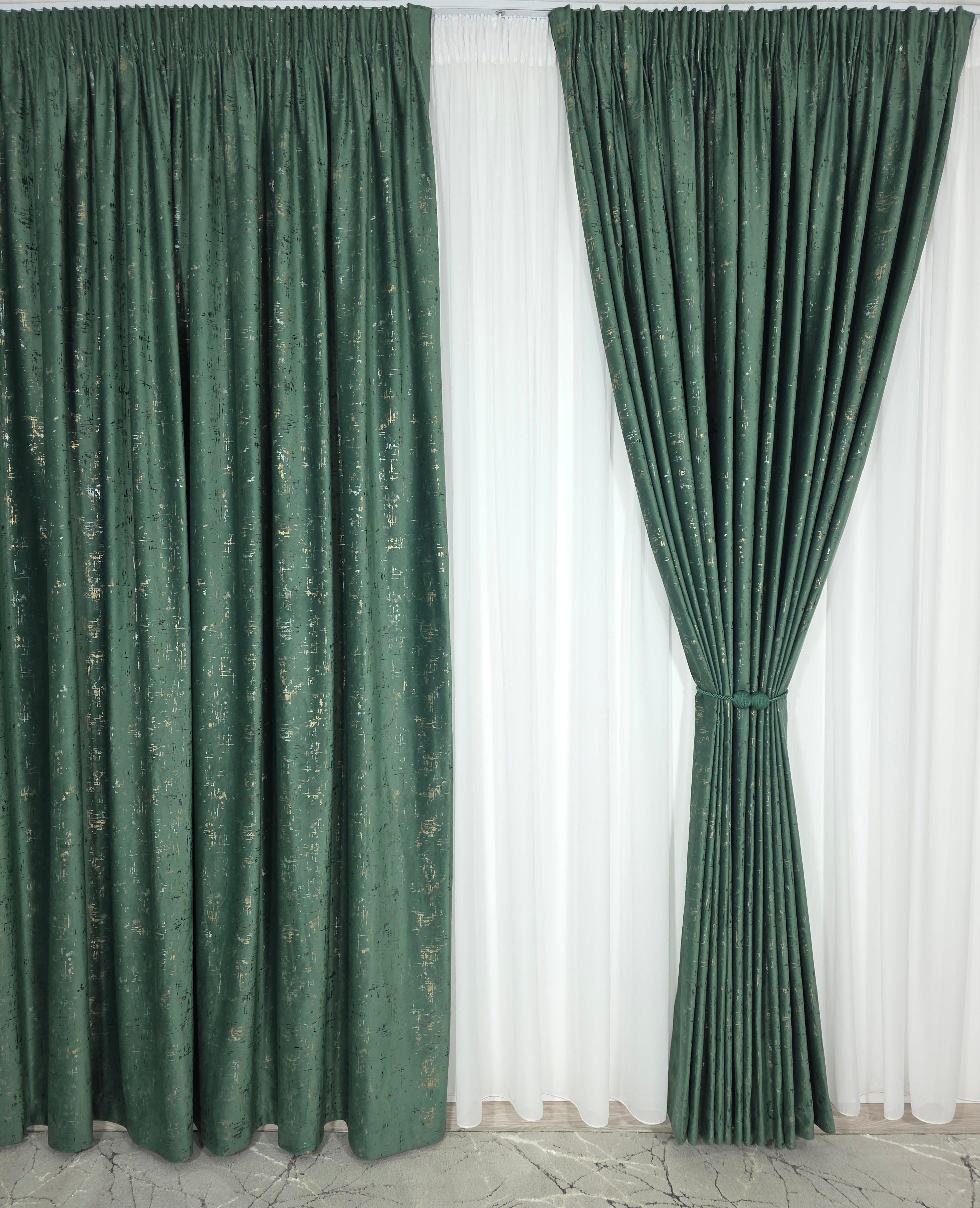 Set Esmeria : Perdea Voal Premium Si Draperie Catifea Verde Smarald Cu Insertii