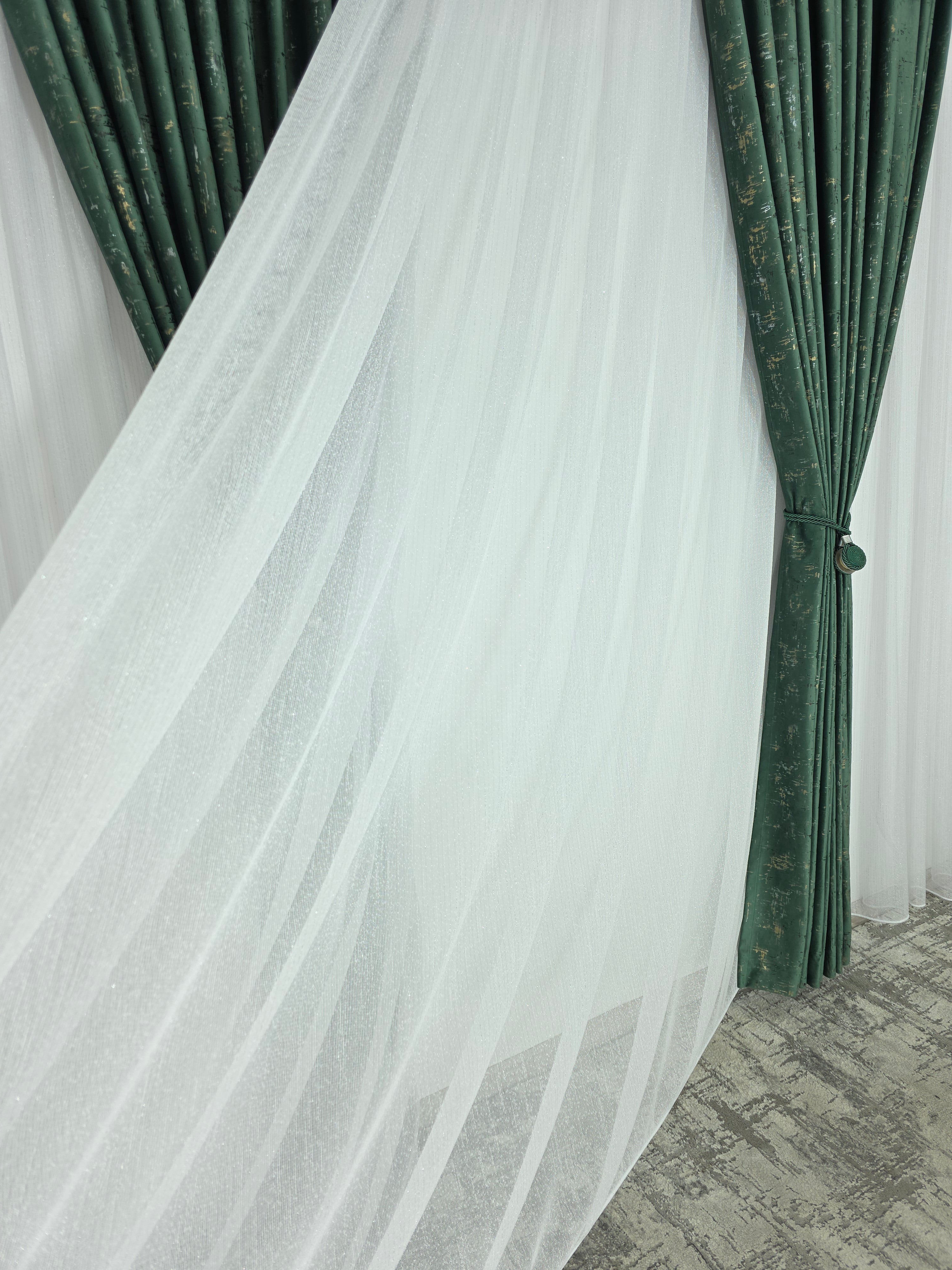 Colectia Pandantiv: Perdea Alba Din Borangic Cu Sidef Argintiu Si Draperie Catifea Verde Smarald Cu Insertii