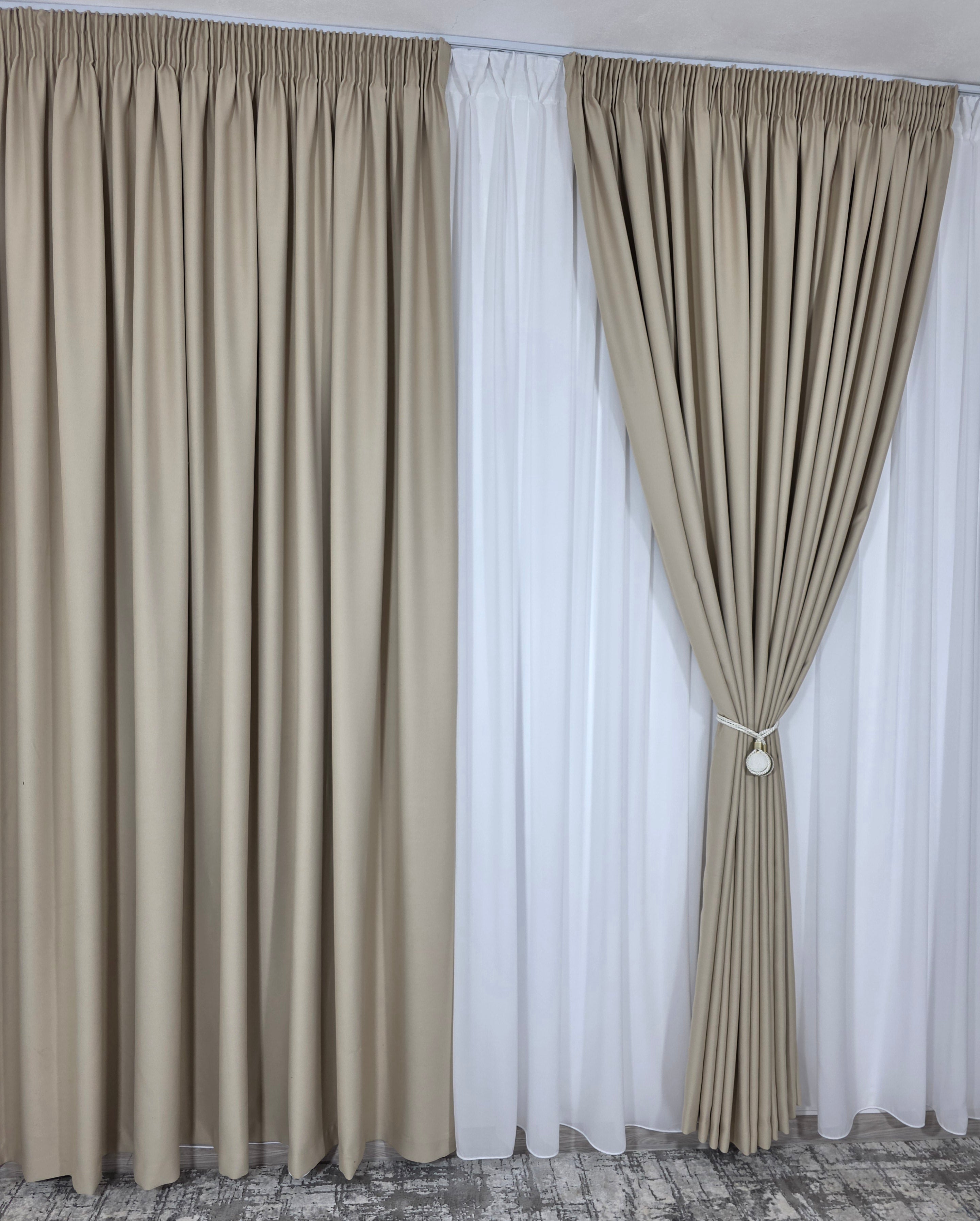 Colectia Blackout: Perdea Din Matase Alba Si Draperie Crem Blackout 80%