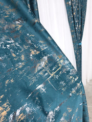 Draperie Mayon din Catifea Turcoaz cu Insertii Aurii – ideala pentru livinguri cu canapele crem, gri deschis sau bej si accente aurii, mobilier alb sau lemn natur, confectionata pe comanda