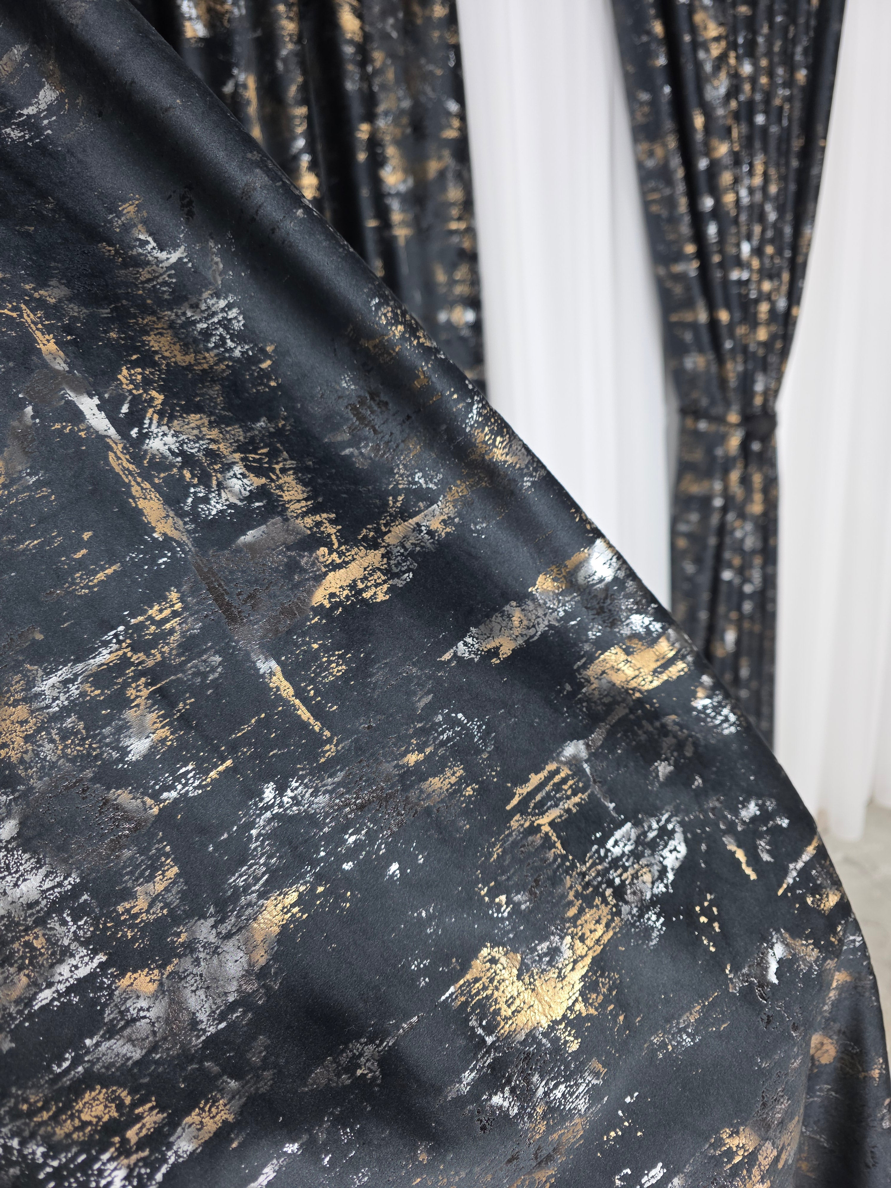 Colectia Elegance: Perdea Voal Premium Si Draperie Catifea Neagra Cu Insertii model Golden