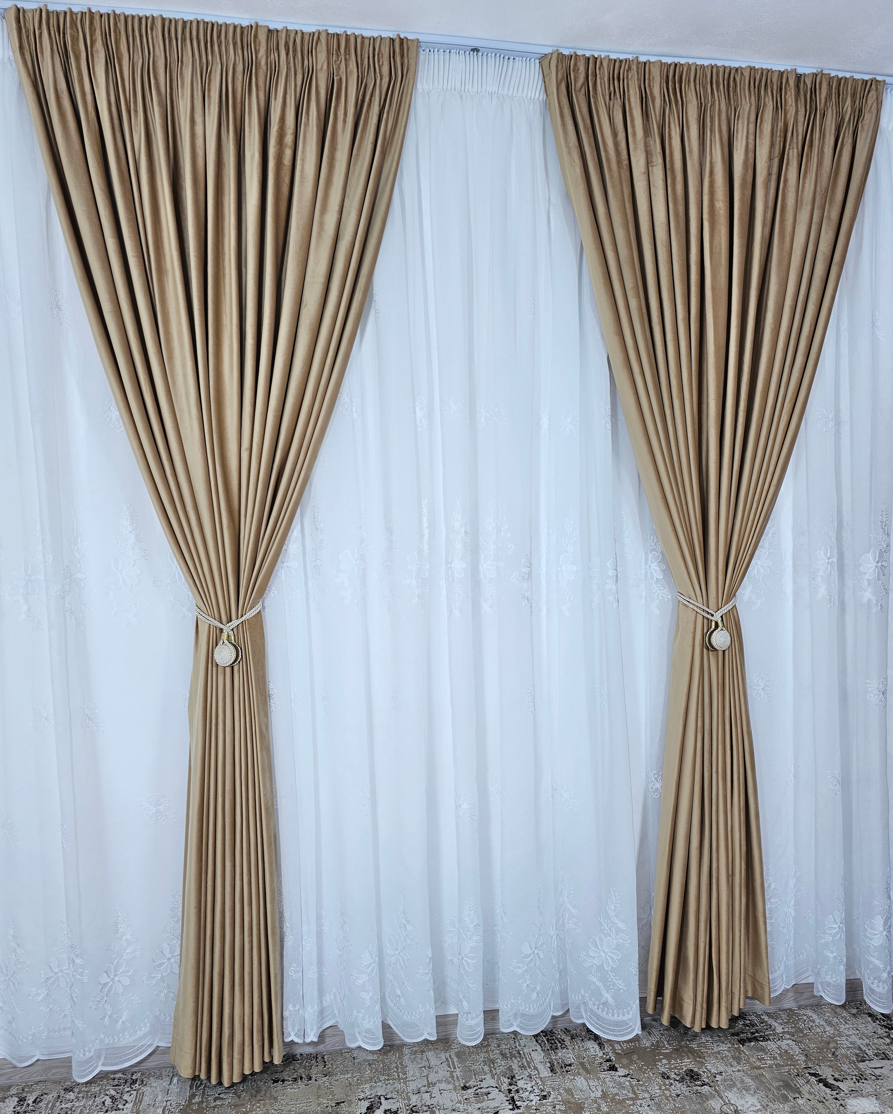 Set Lefkada: perdea alba din in cu flori albe si draperie catifea caramel