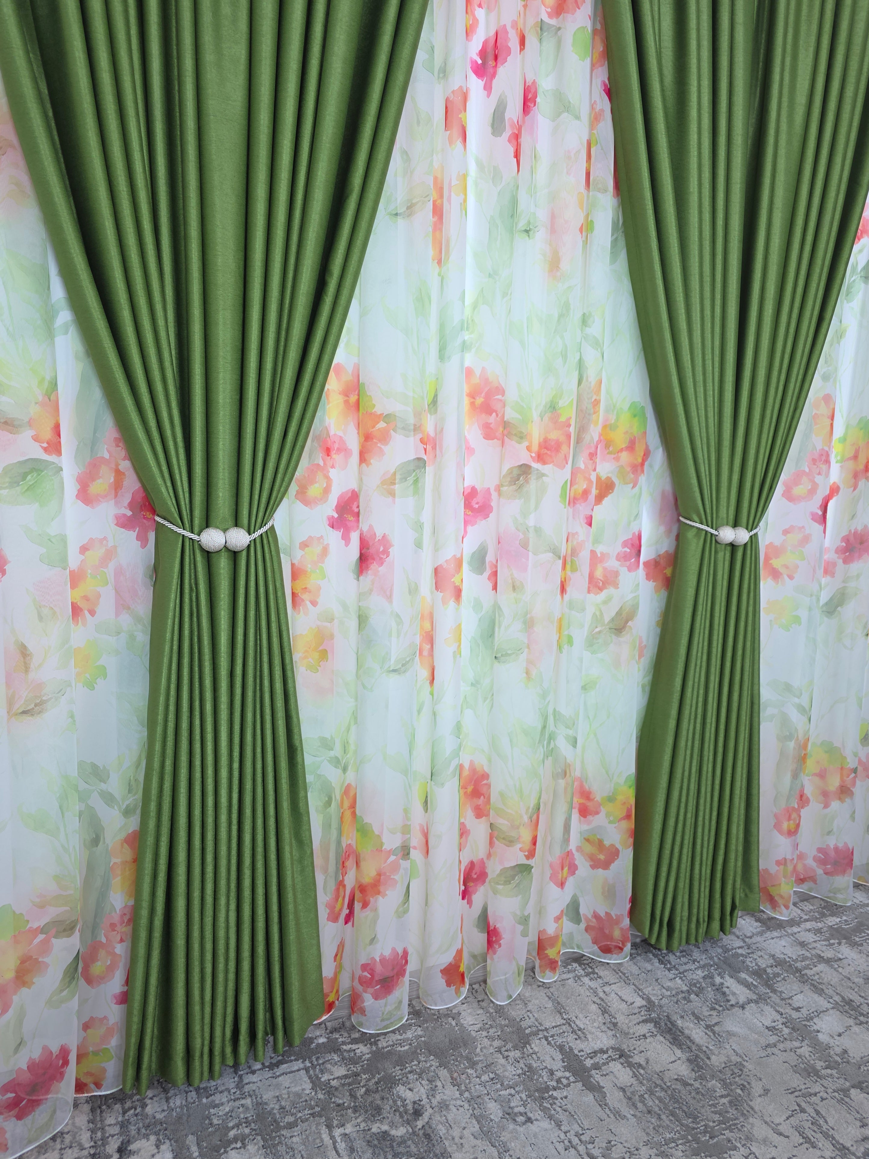 Set Primăvară în Verde: Perdea Din Voal Cu Model Floral Si Draperie Soft Verde Olive Semi-Opaca