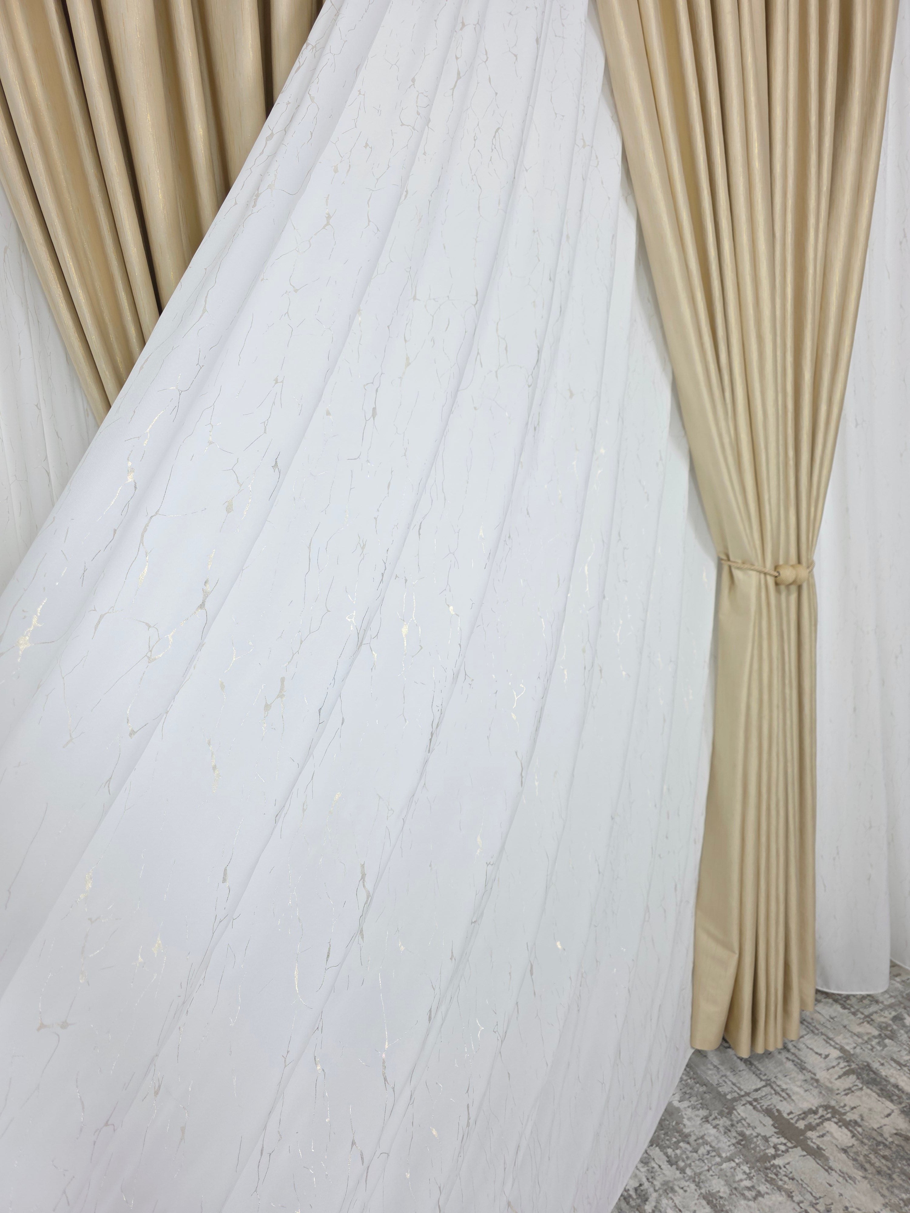 Colectia Valencia: Perdea Alba Din Matase Cu Insertii Aurii Varianta 1 Si Draperie Rolex Catifea Crem Auriu Cu Sclipici Auriu