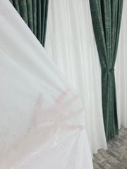Colectia Royal: Perdea Alba Din Matase Cu Insertii Aurii Varianta 2 Si Draperie Catifea Verde Smarald Cu Insertii