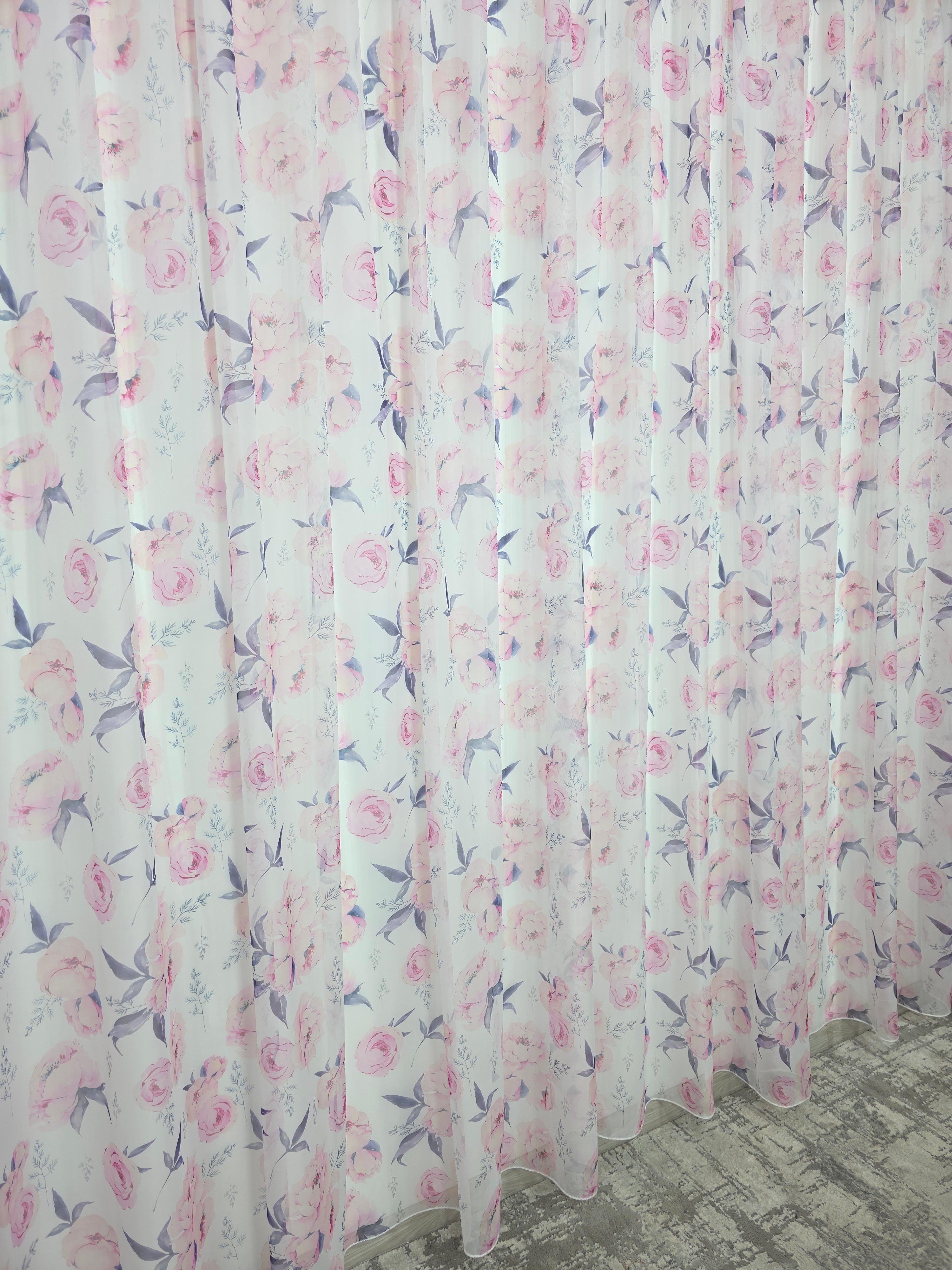 Set Gradina Reginei: Perdea Din Voal Cu Model Floral Si Draperie Soft Roz Semi-Opaca