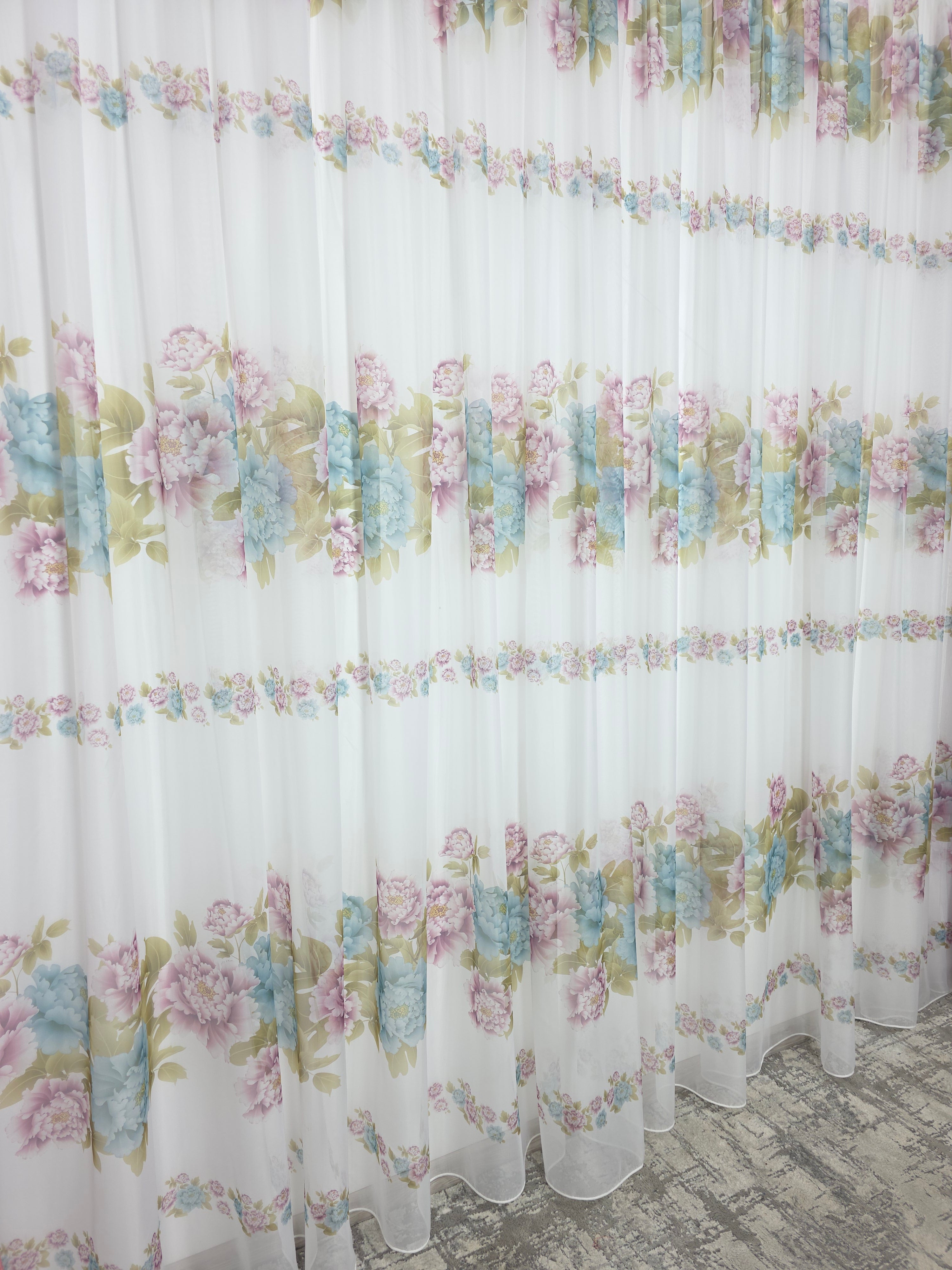 Set Jardin: Perdea Din Voal Cu Model Floral Si Draperie Soft Roz Semi-Opaca