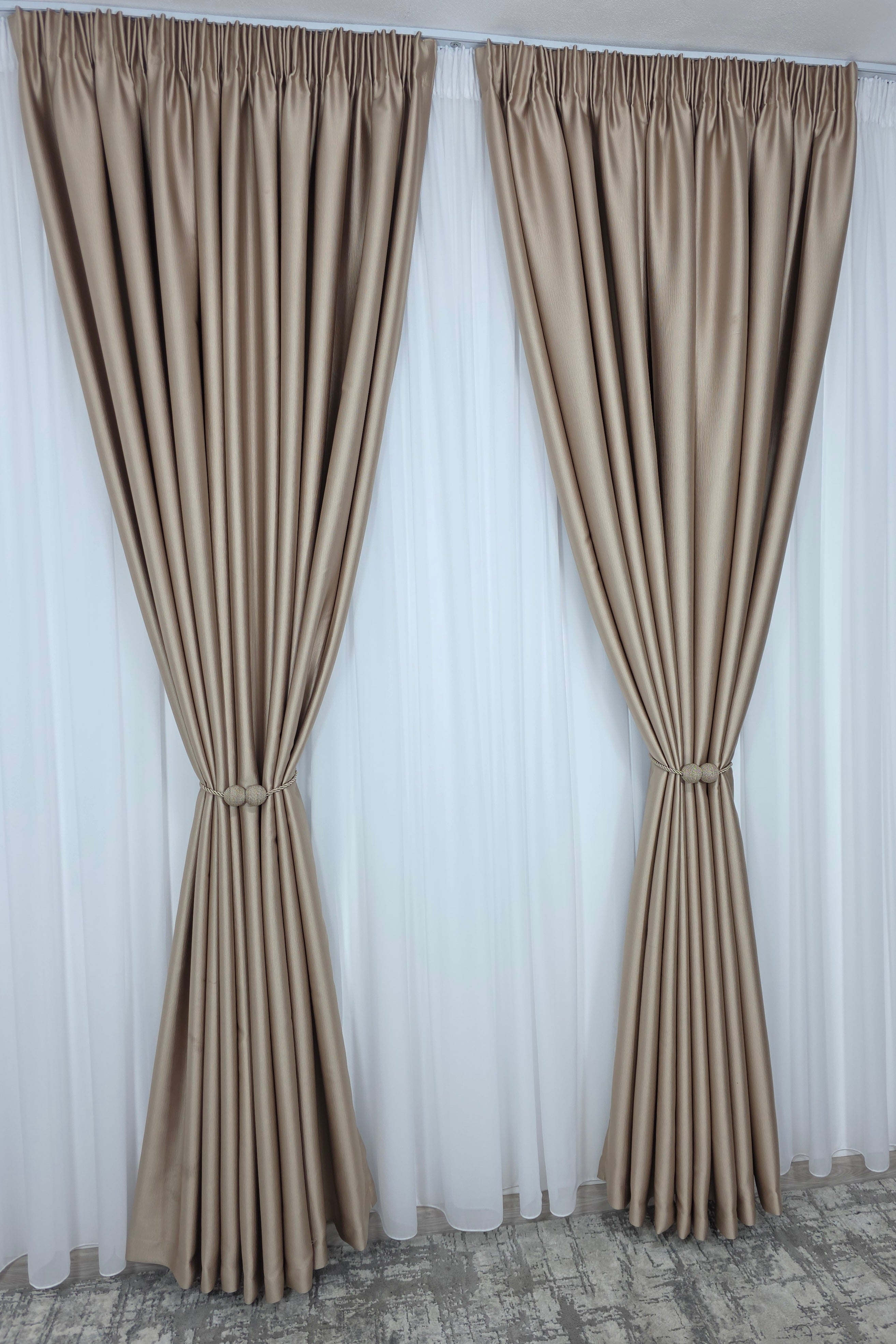 Colectia Noapte-Zi: Perdea voal alb premium si Draperie Paris blackout 100% opaca pe culoarea capucino