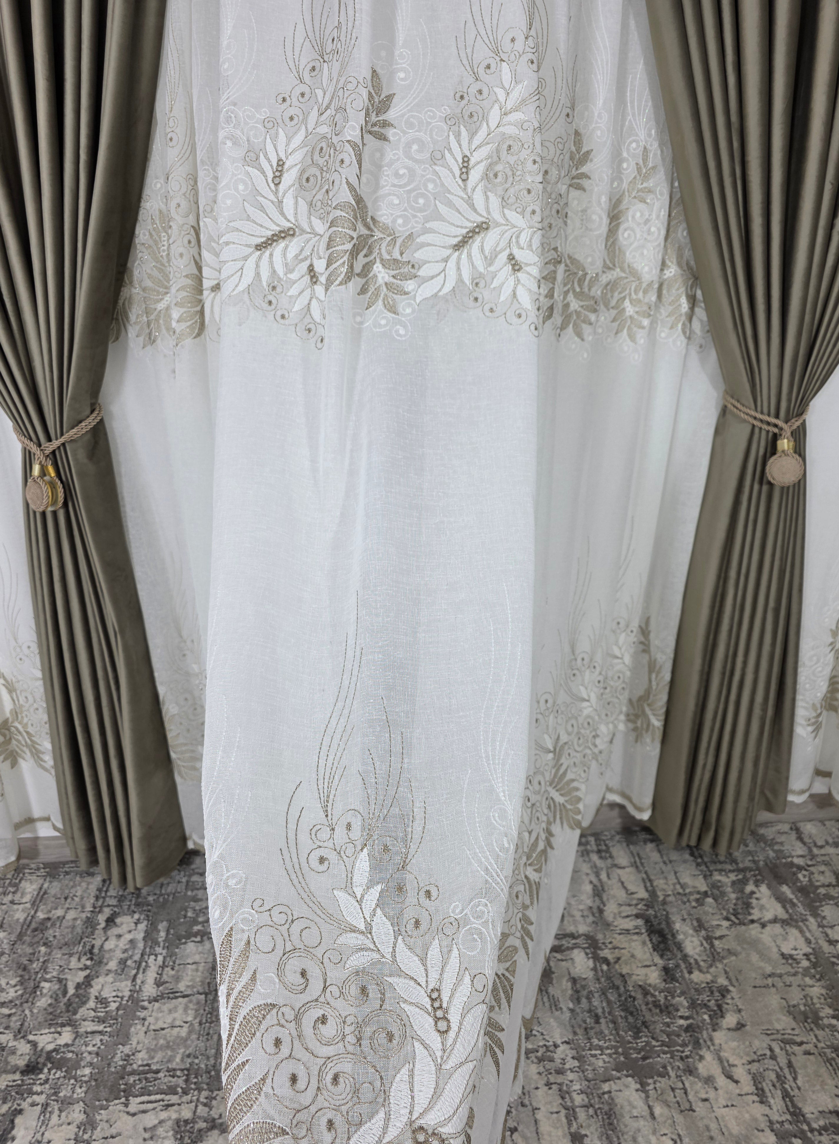 Set Amelia: perdea ivoire din in gros cu broderie bej si draperie din catifea bej inchis