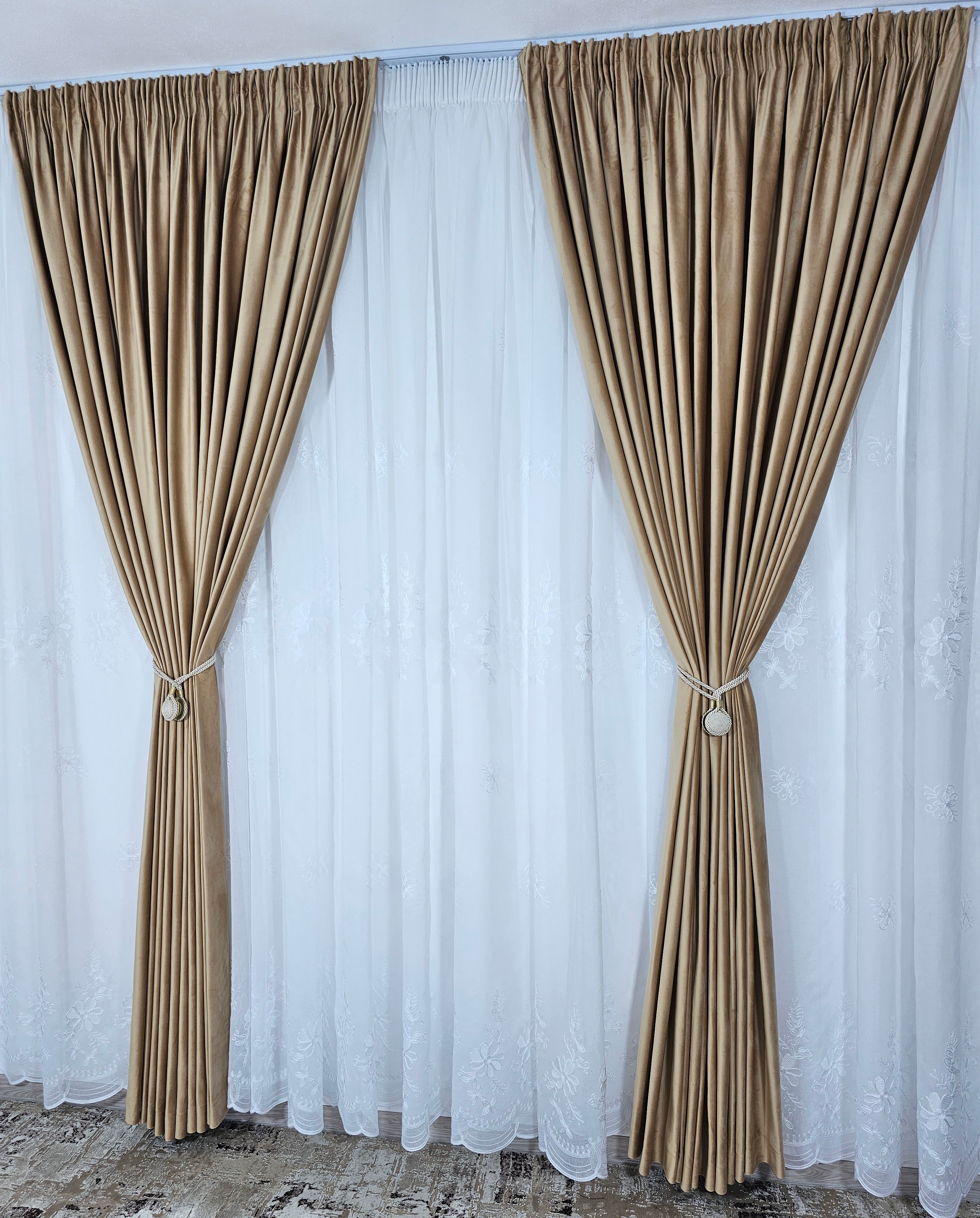 Set Lefkada: perdea alba din in cu flori albe si draperie catifea caramel