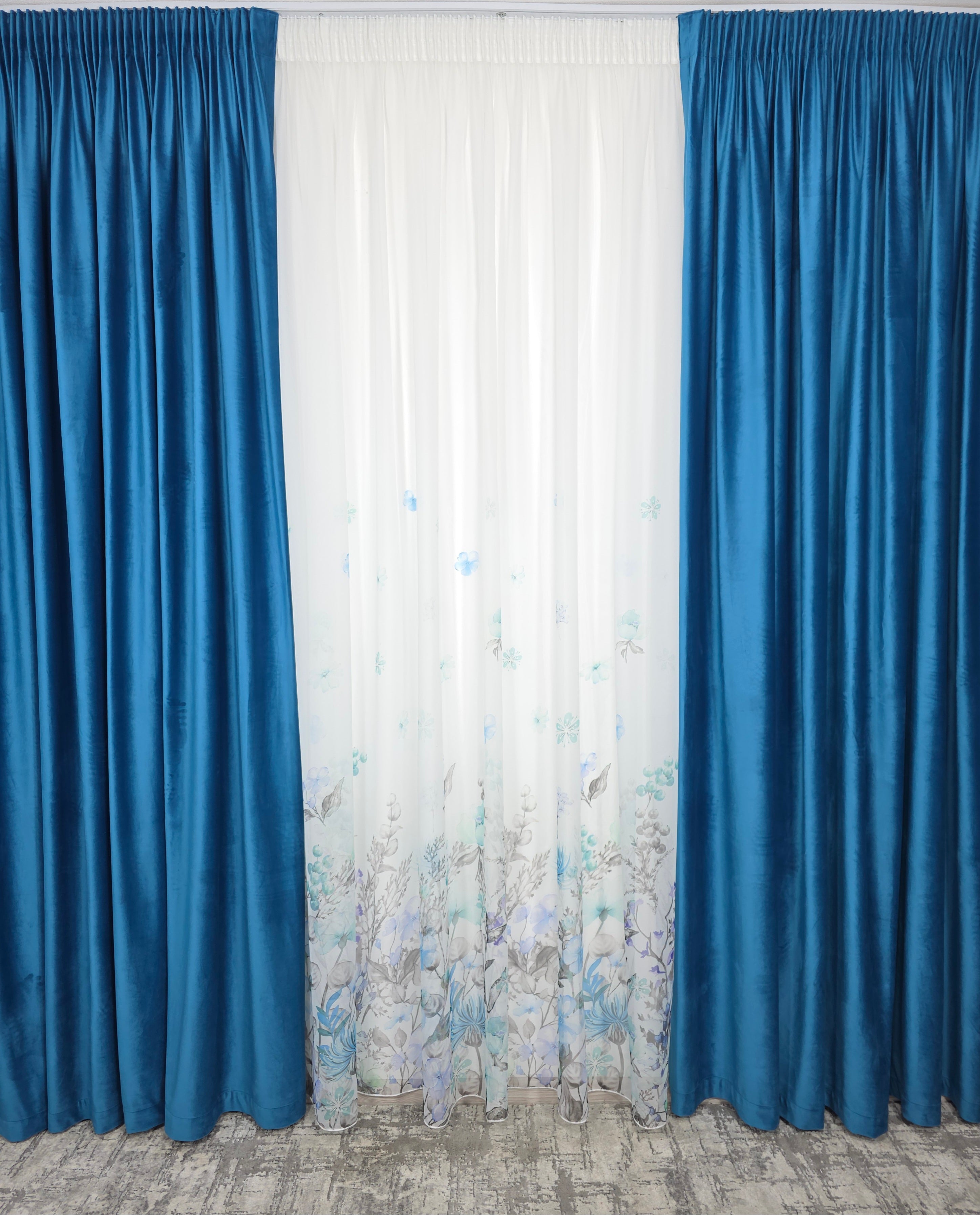 Set Laguna de Safir: Perdea Din Voal Cu Model Floral Si Draperie Catifea Turcoaz Azur