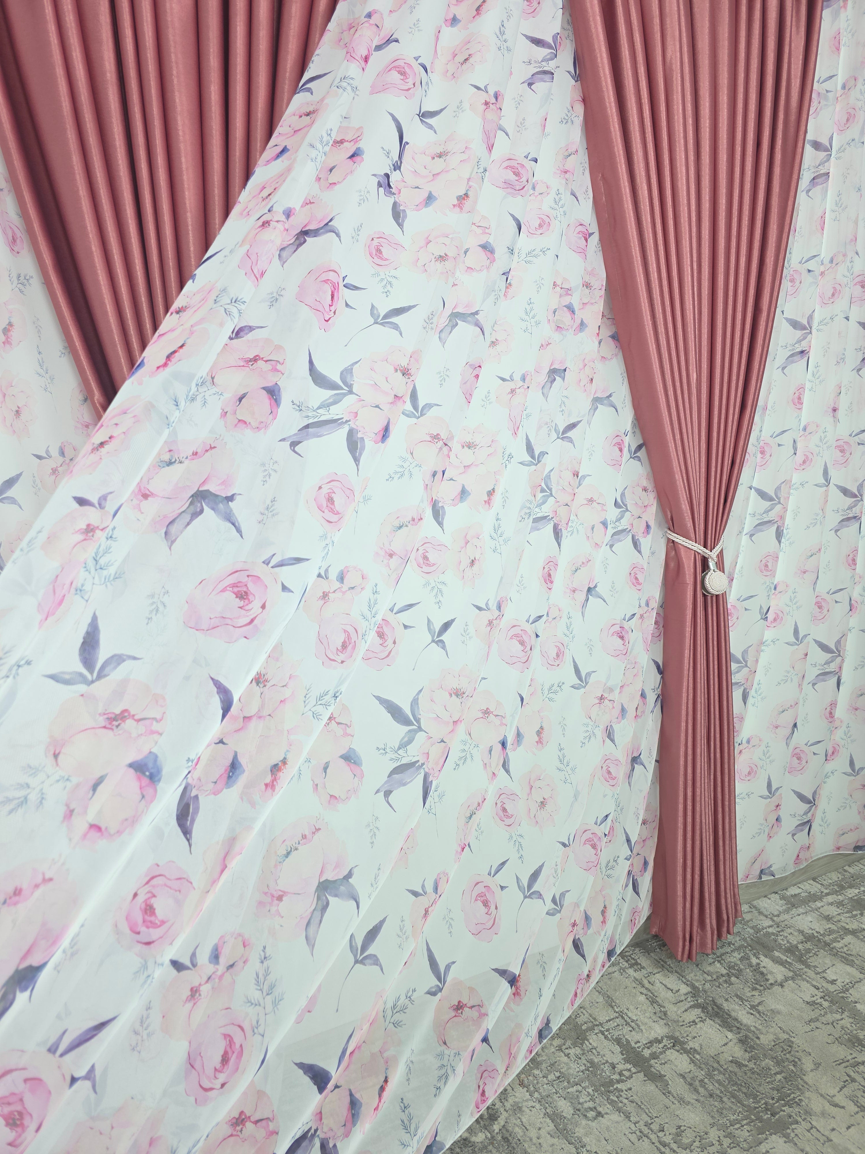 Set Gradina Reginei: Perdea Din Voal Cu Model Floral Si Draperie Soft Roz Semi-Opaca