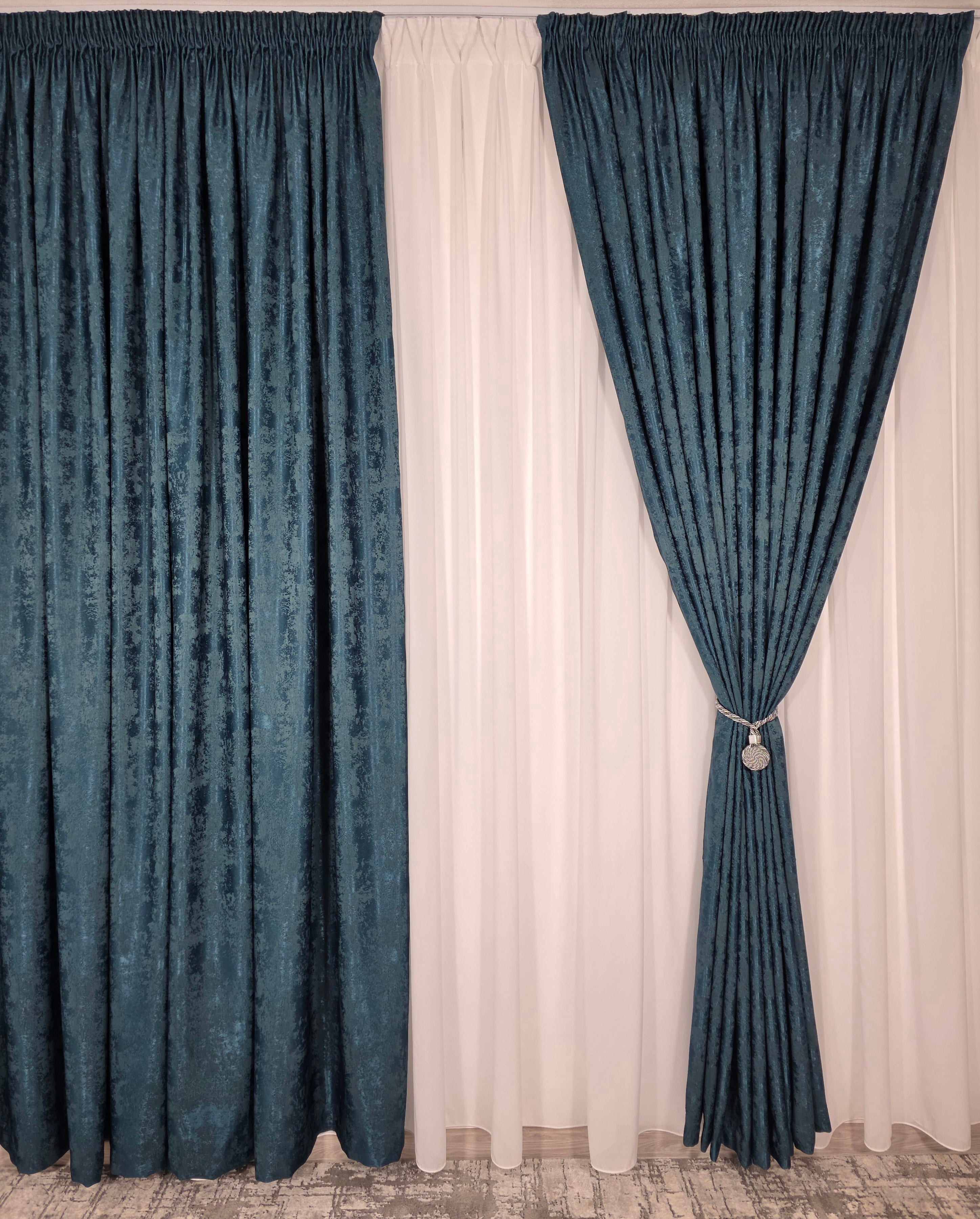 Colectia Decorativa: Perdea Alba Simpla si Draperie Tip Vopsea-Turcoaz Inchis