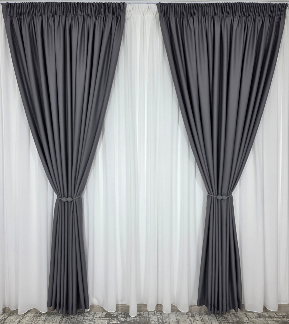 Colectia Blackout: Perdea Matase Alba Si Draperie Gri Inchis Blackout 98%