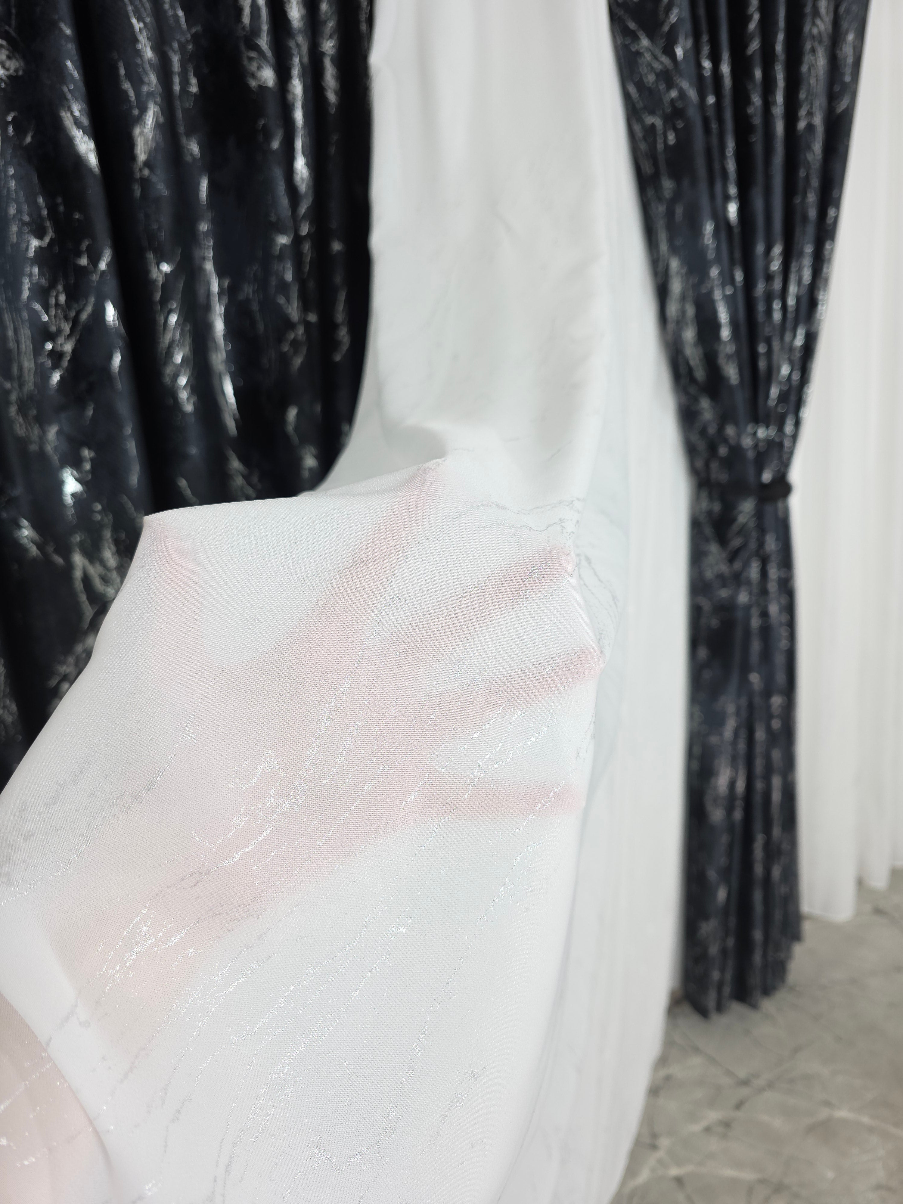 Colectia Venetia: perdea din matase cu insertii argintii varianta 3 si draperie din catifea cu insertii argintii - Negru