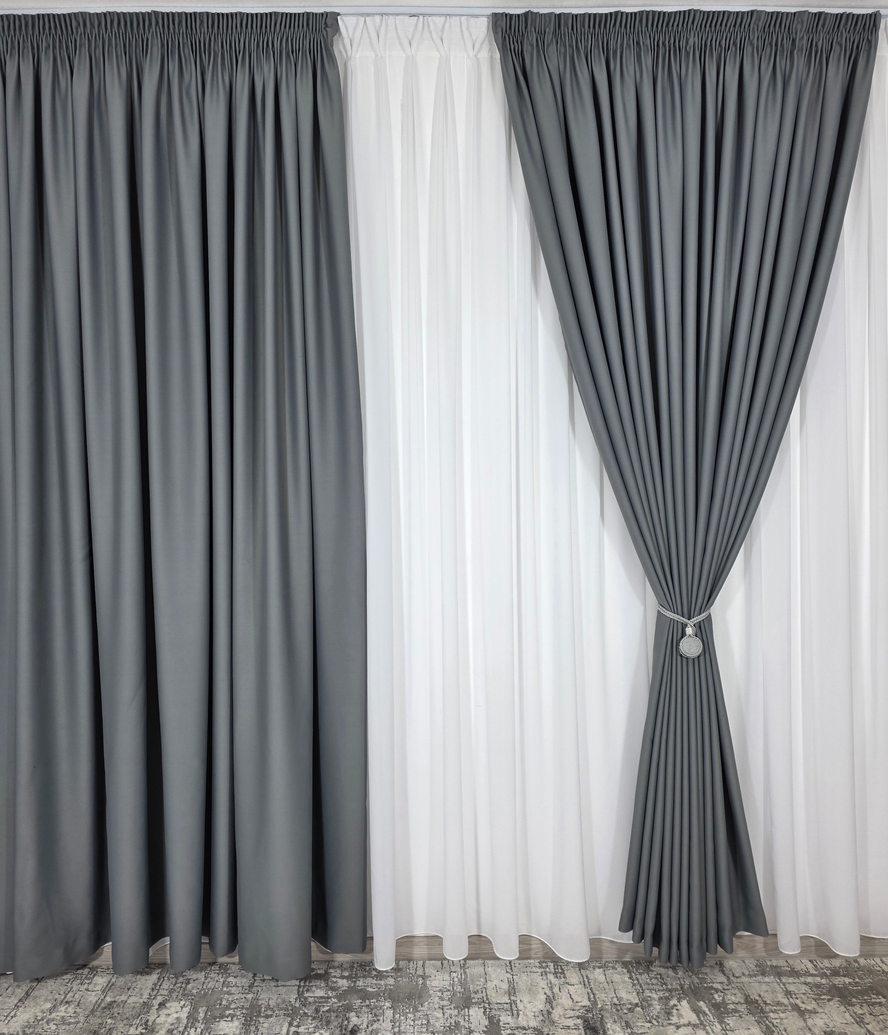Colectia Blackout: Perdea Matase Alba Si Draperie Gri Mediu Blackout 98%