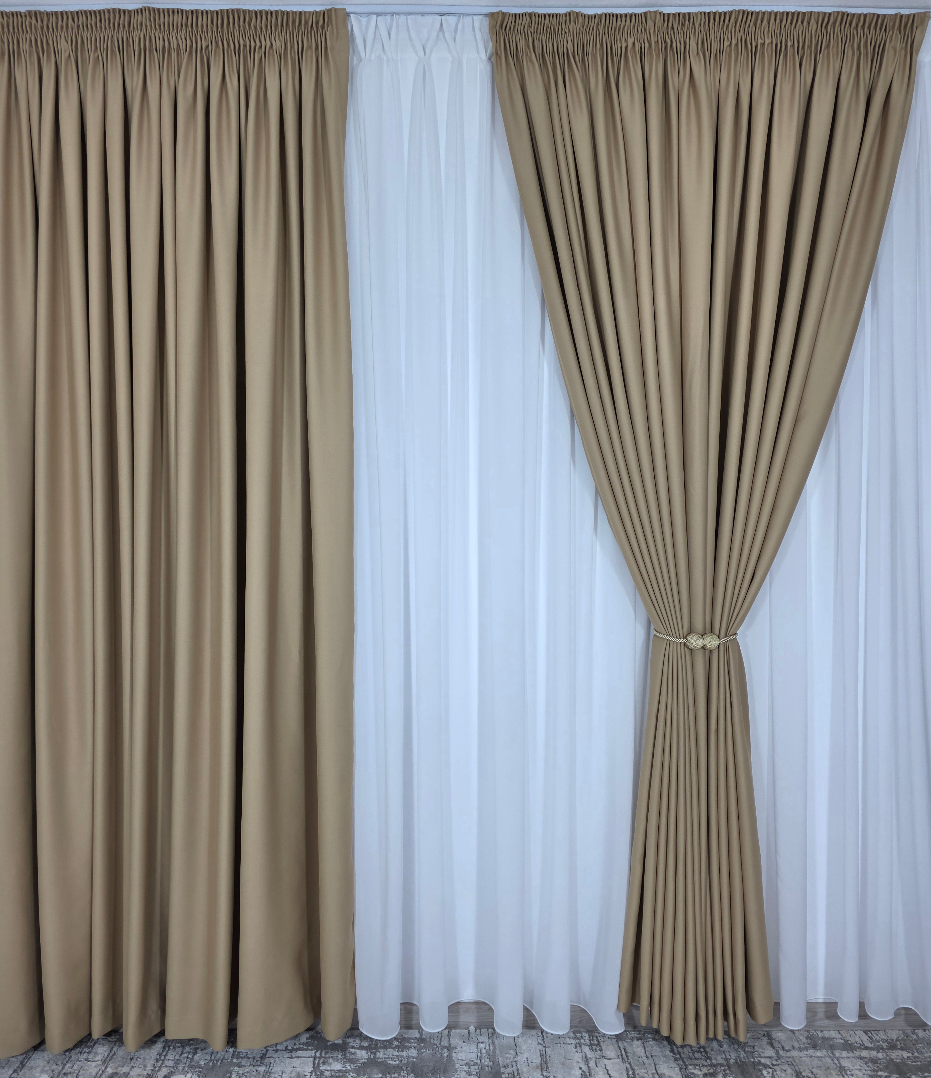 Colectia Blackout: Perdea Matase Alba Si Draperie Capucino Blackout 80%
