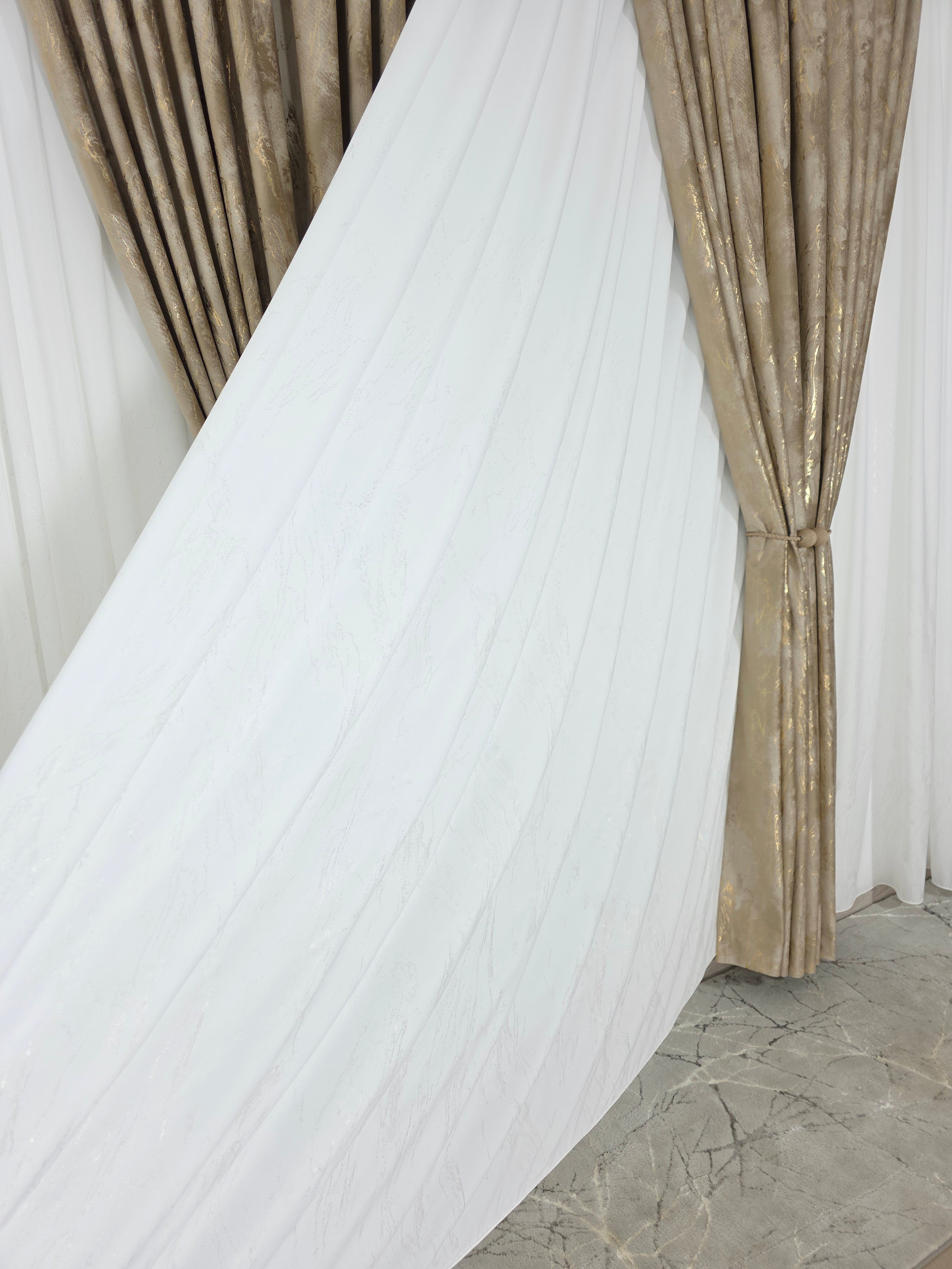 Colectia Venetia: perdea din matase cu insertii aurii varianta 3 si draperie din catifea cu insertii aurii - Auriu