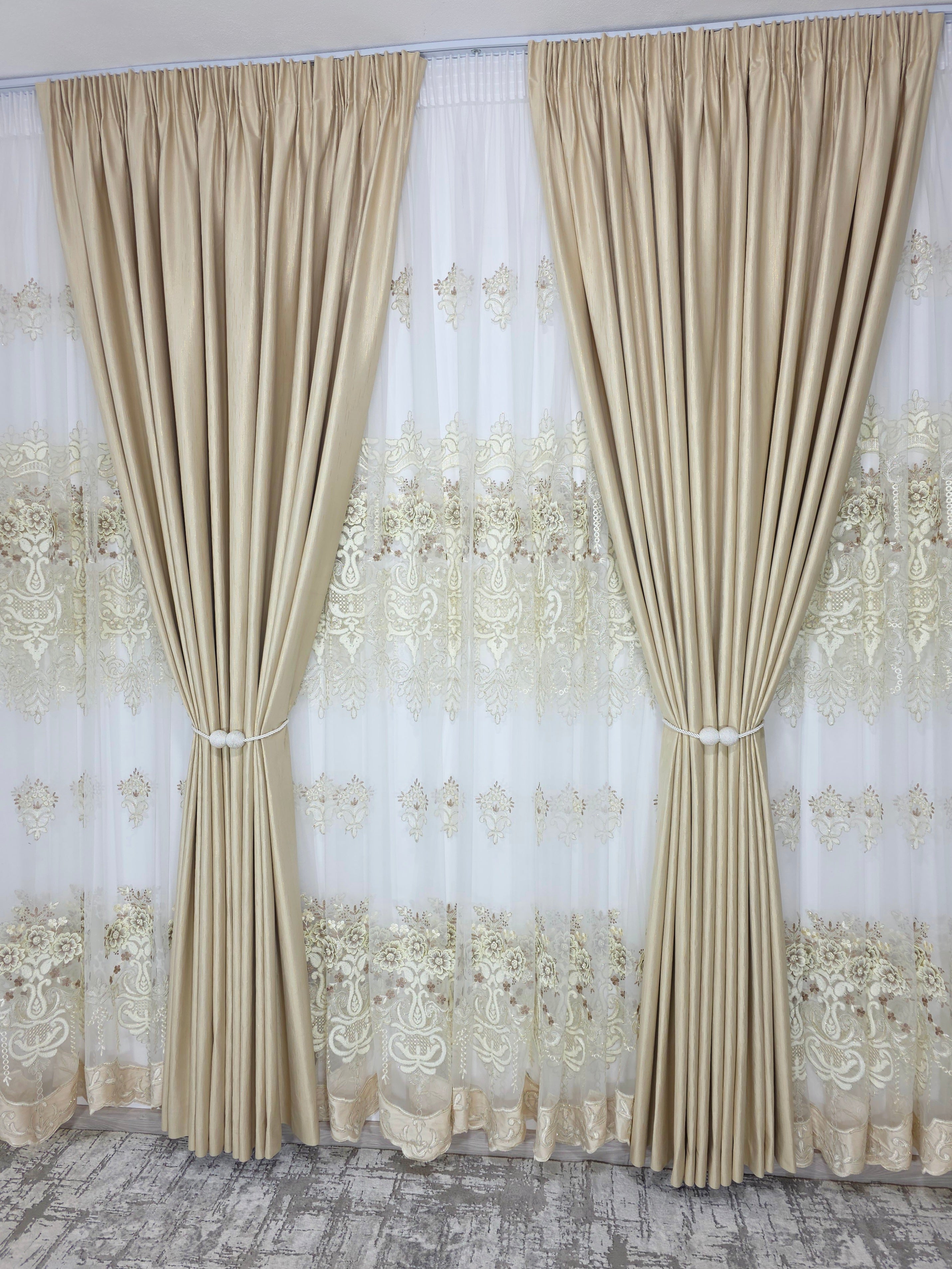 Set Luminita: Perdea Lux Cu Broderie 3d Crem Si Draperie Rolex Din Catifea Crem Auriu Cu Sclipici Auriu