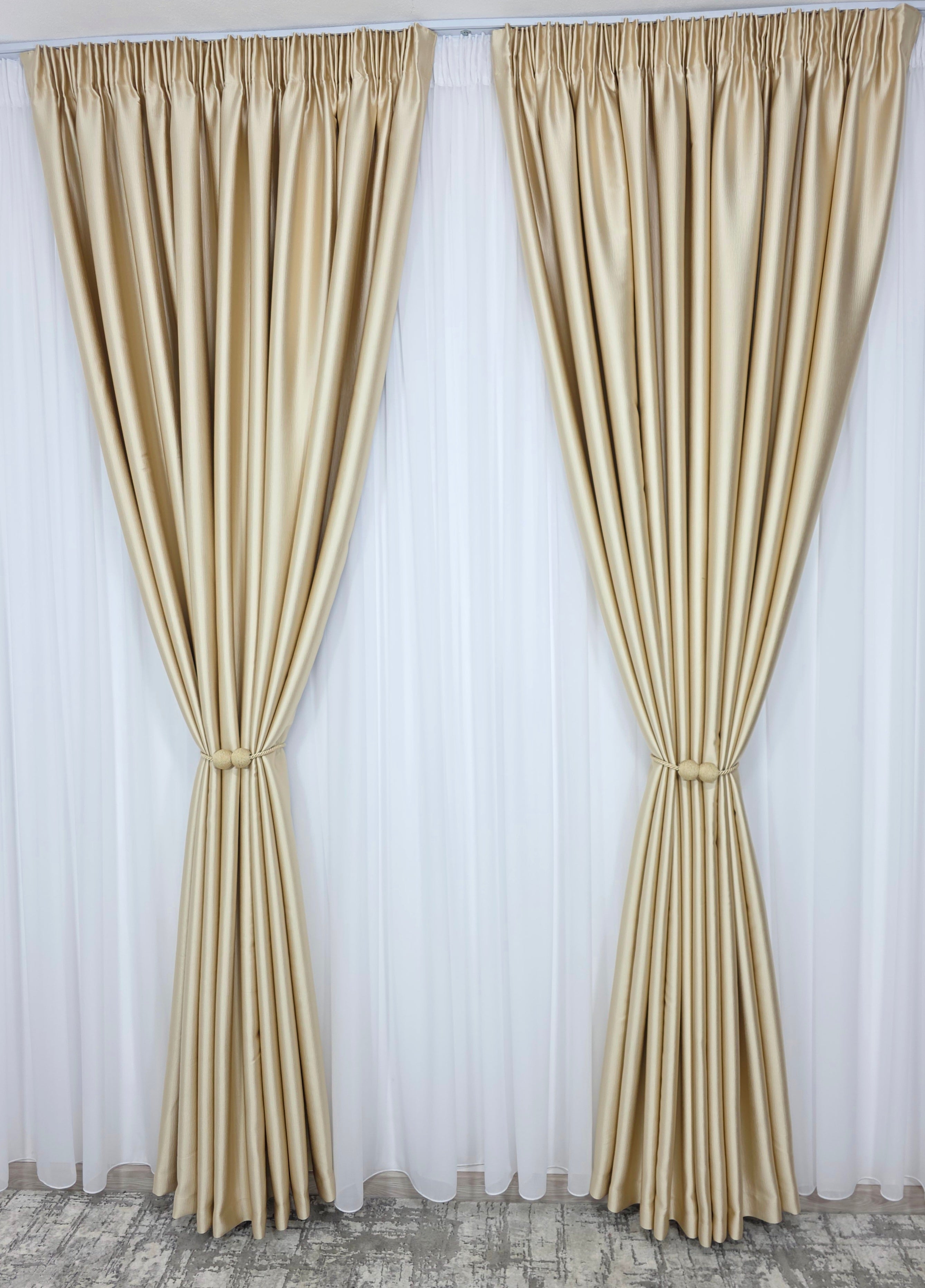 Colectia Noapte-Zi: Perdea voal alb premium si Draperie Paris blackout 100% opaca pe culoarea crem-auriu