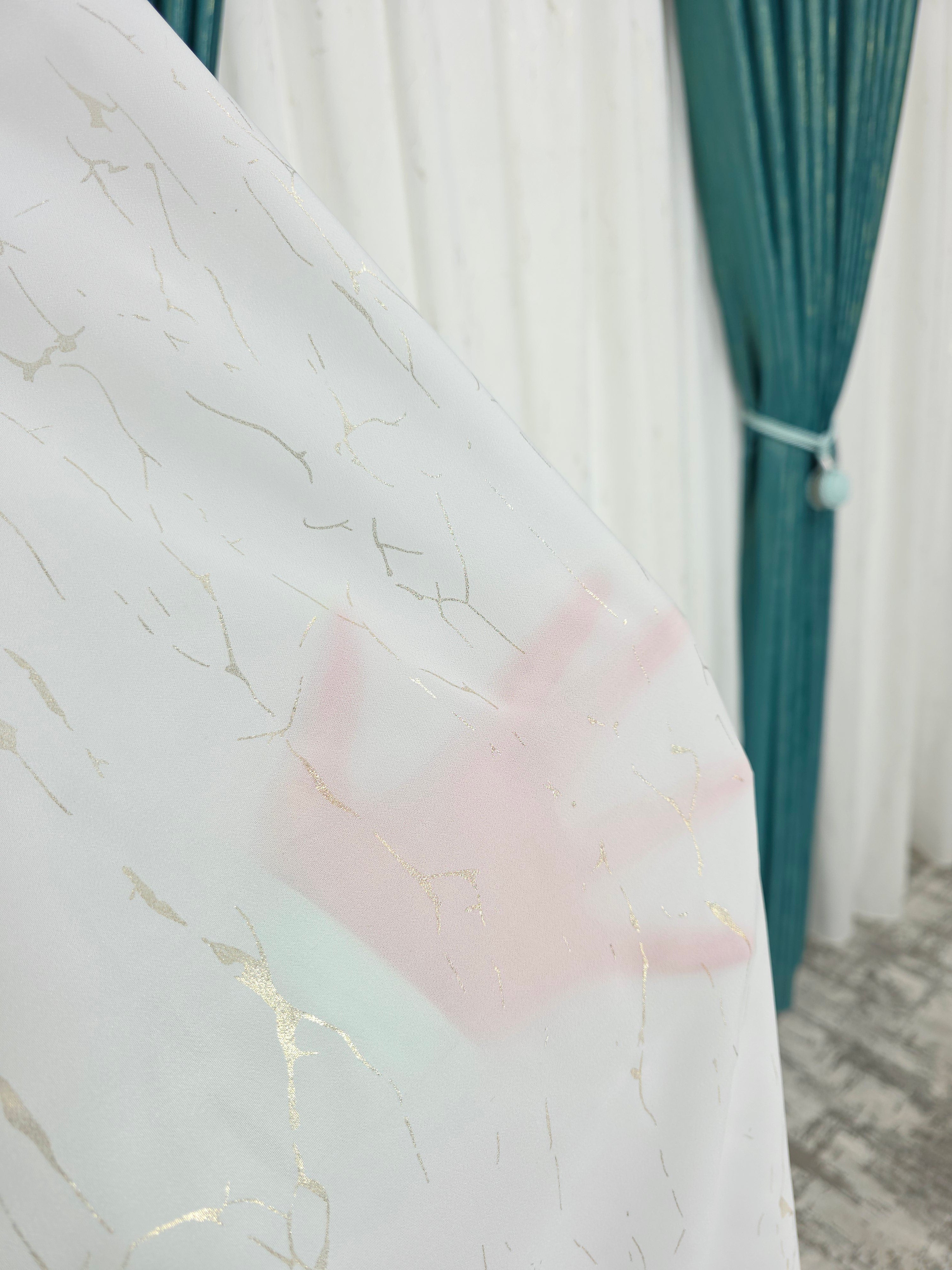 Colectia Valencia: Perdea Alba Din Matase Cu Insertii Aurii Varianta 1 Si Draperie Rolex Catifea Verde Turcoaz Cu Sclipici Auriu