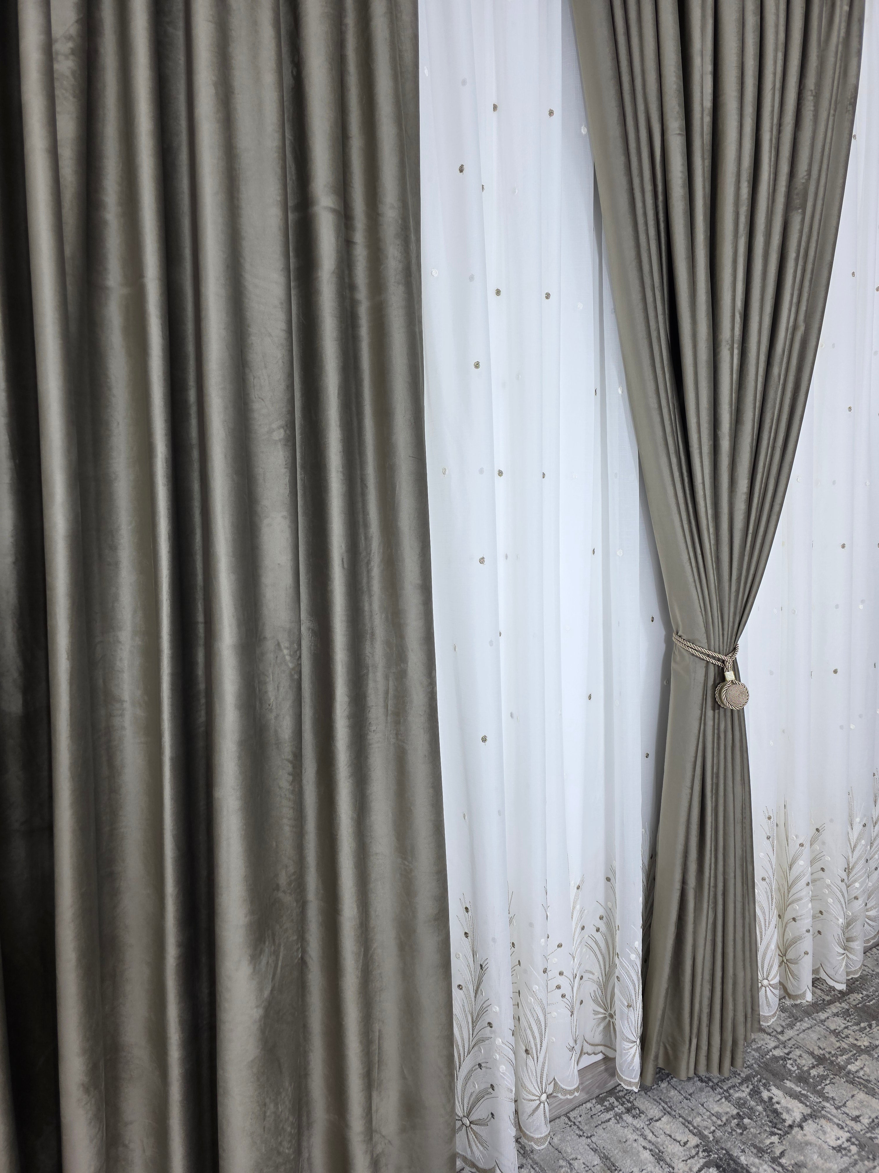 Set Gabriela: perdea ivoire in cristal cu broderie bej si draperie catifea bej inchis