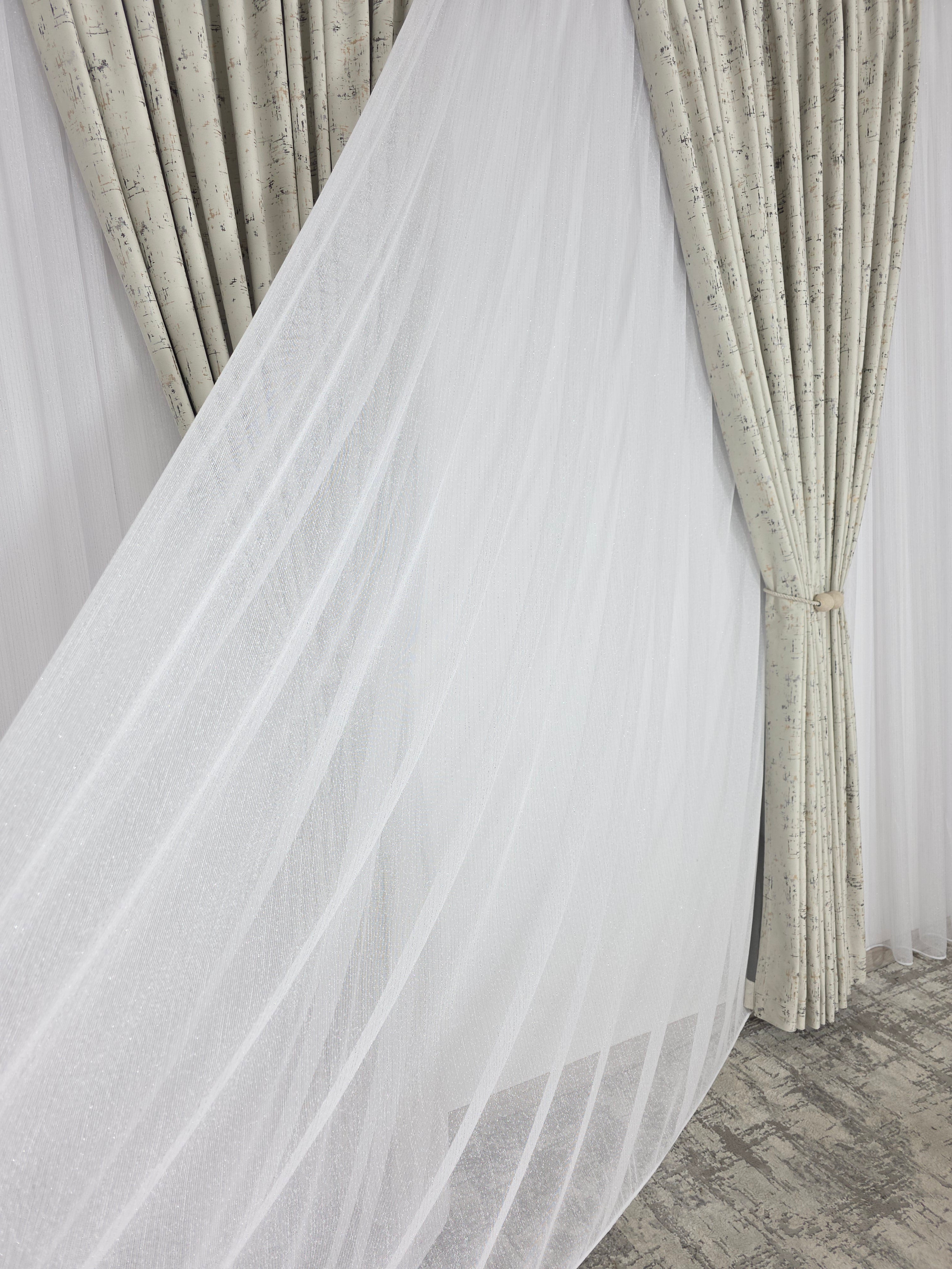 Colectia Pandantiv: Perdea Alba Din Borangic Cu Sidef Argintiu Si Draperie Catifea Crem Cu Insertii