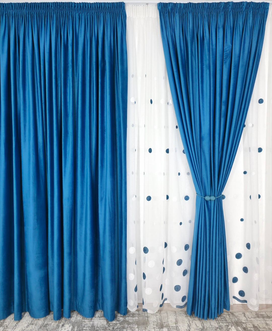 Set Liana: perdea alba din in cu buline turcoaz cu draperie catifea turcoaz