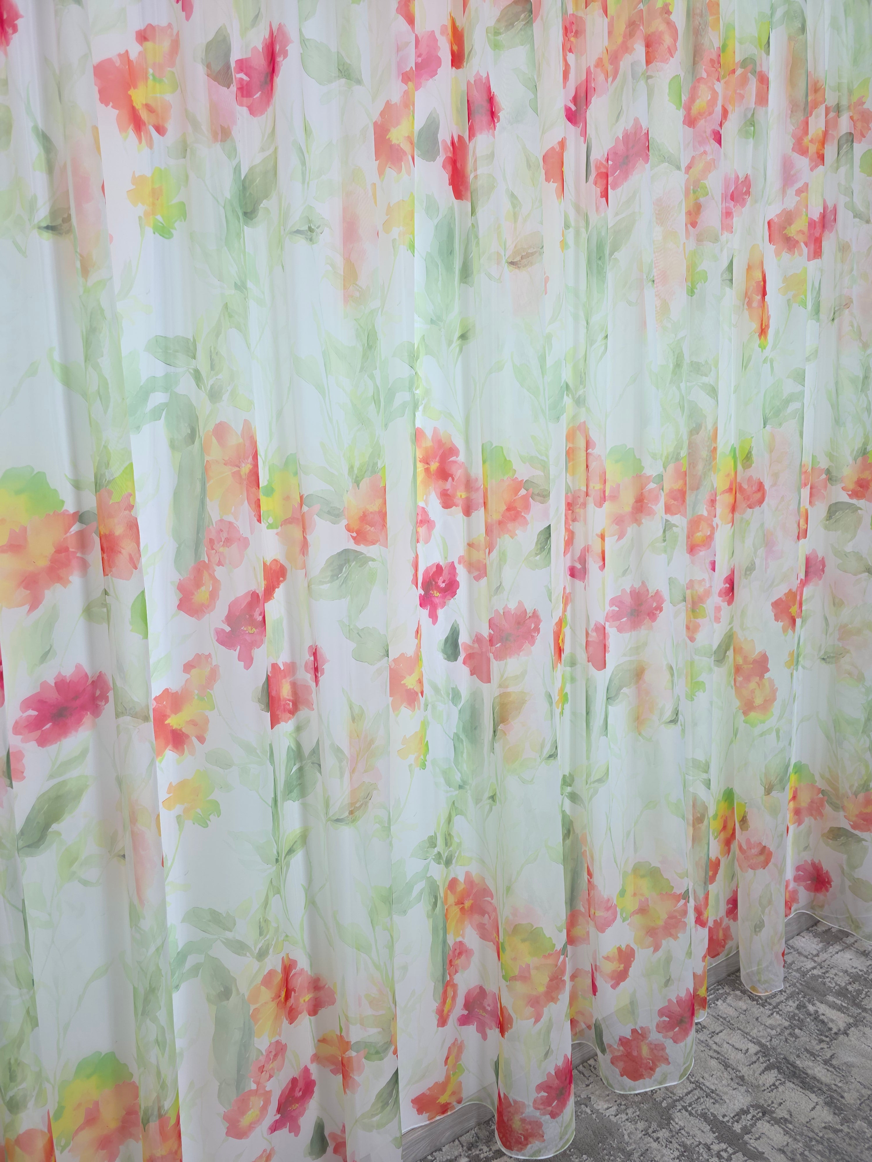 Set Petale in Cupru: Perdea Din Voal Cu Model Floral Si Draperie Catifea Caramiziu