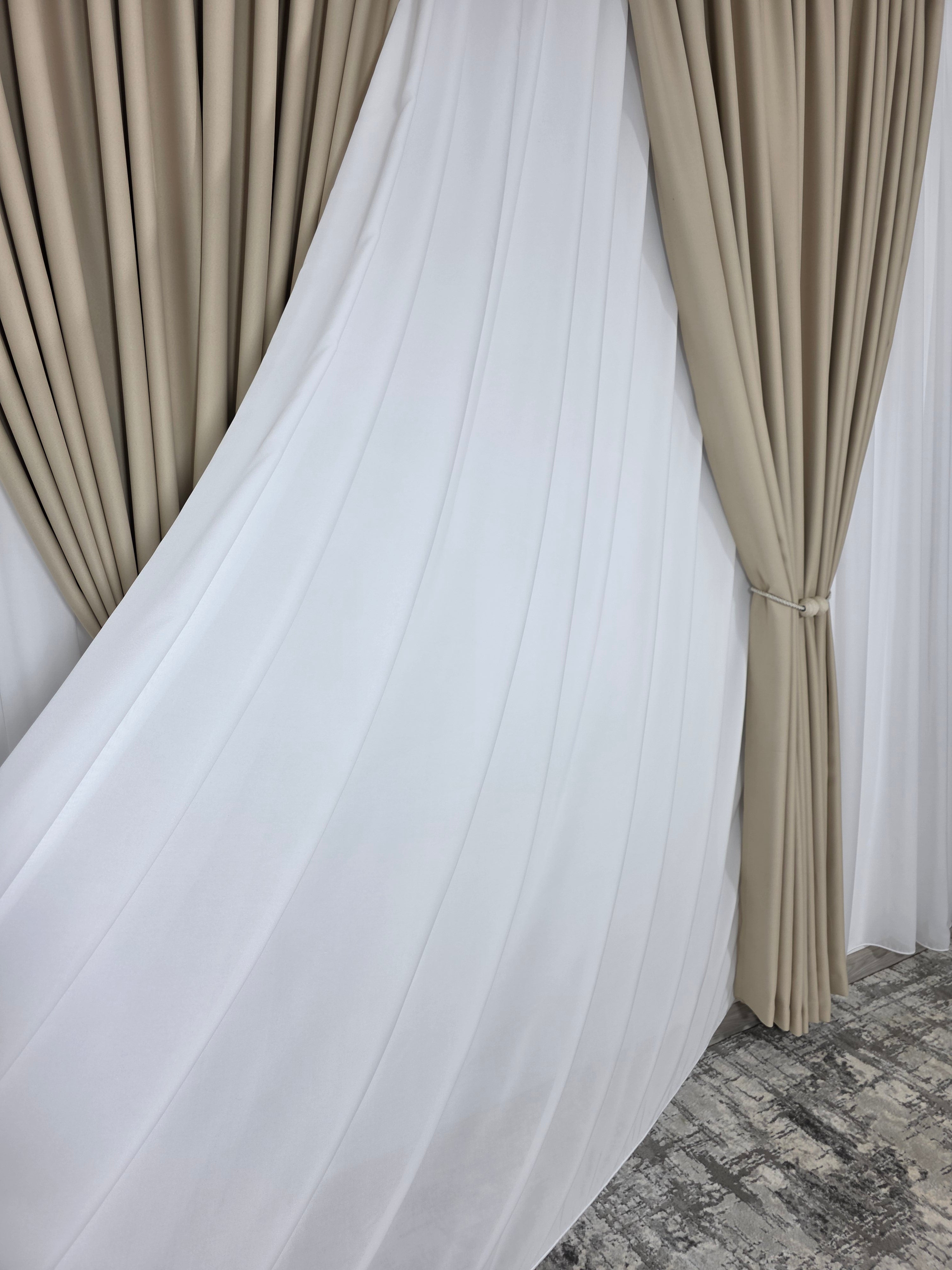 Colectia Blackout: Perdea Din Matase Alba Si Draperie Crem Blackout 80%