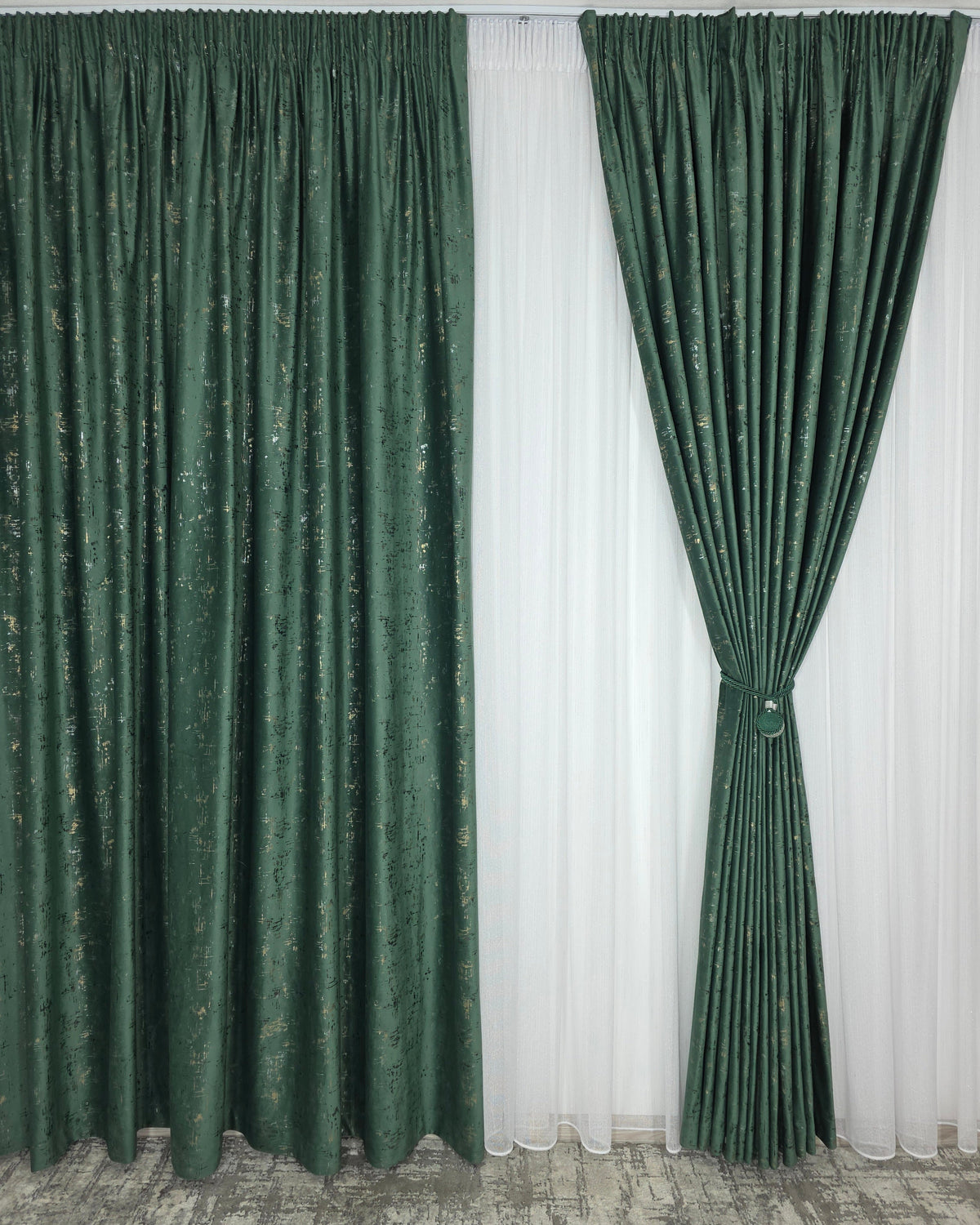 Colectia Pandantiv – Perdea Alba din Borangic cu Sidef Argintiu si Draperie Catifea Verde Smarald cu Insertii – Ideal pentru Livinguri Elegante cu Canapele Crem, Mobilier Maro si Accente Argintii sau Aurii – Confectionat pe Comanda