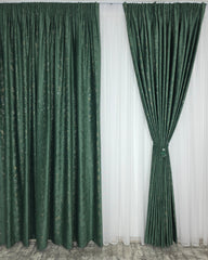 Colectia Pandantiv – Perdea Alba din Borangic cu Sidef Argintiu si Draperie Catifea Verde Smarald cu Insertii – Ideal pentru Livinguri Elegante cu Canapele Crem, Mobilier Maro si Accente Argintii sau Aurii – Confectionat pe Comanda