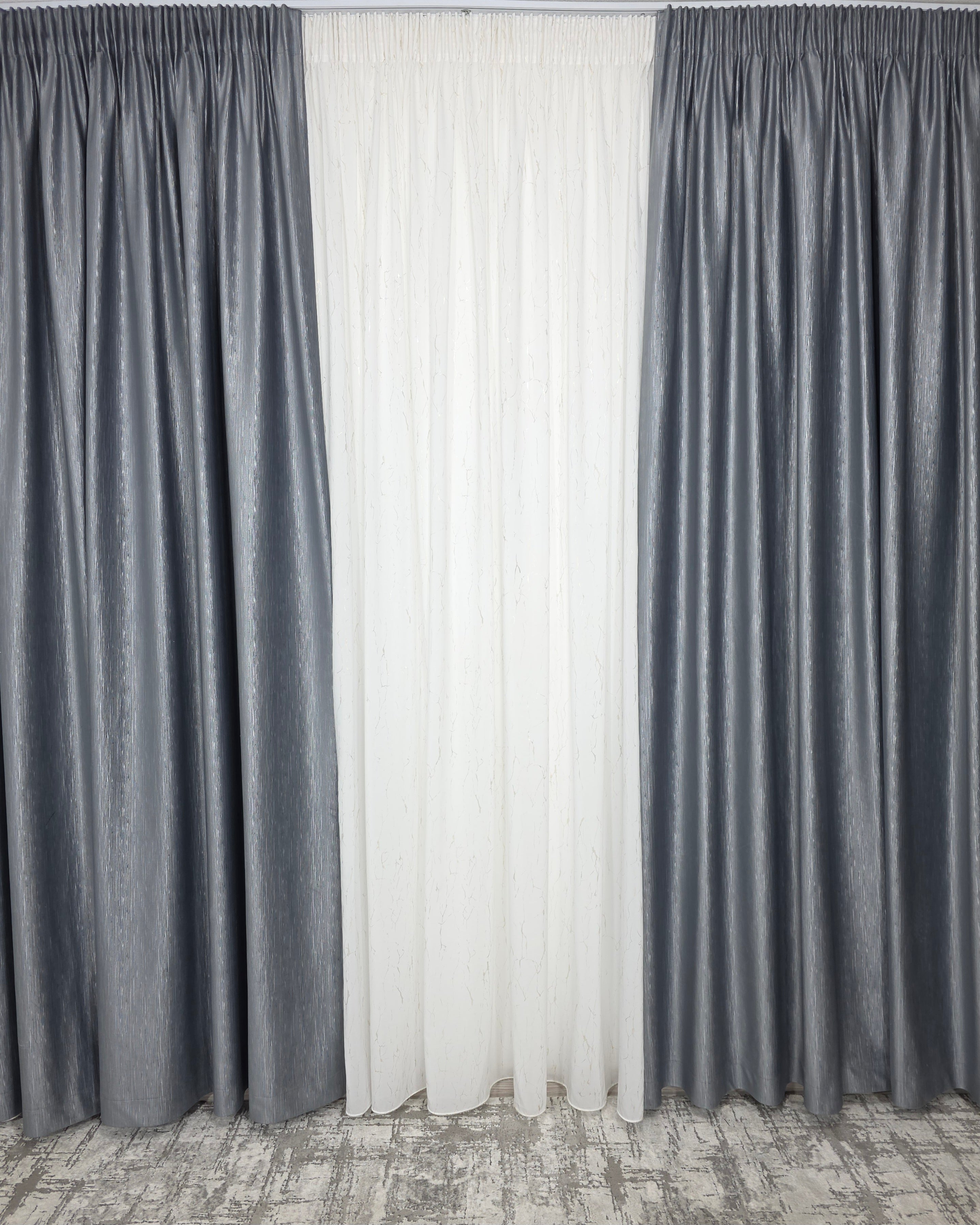 Colectia Valencia: Perdea Alba Din Matase Cu Insertii Aurii Varianta 1 Si Draperie Rolex Catifea Gri Cu Sclipici Auriu