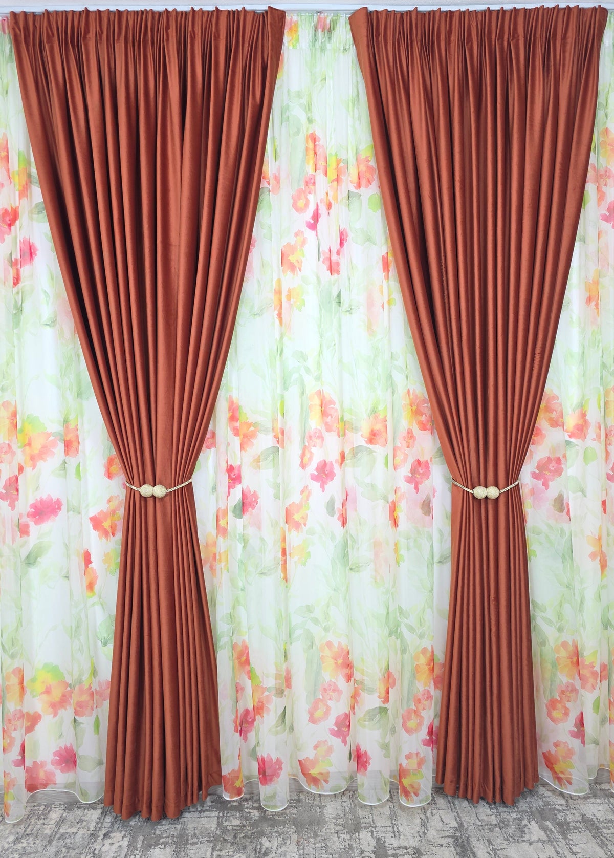 Set Petale in Cupru – Perdea din Voal cu Model Floral si Draperie Catifea Caramiziu – Ideal pentru Livinguri Calde cu Canapele Crem, Mobilier Maro sau Lemn Natur si Accente Cupru sau Auriu – Confectionat pe Comanda