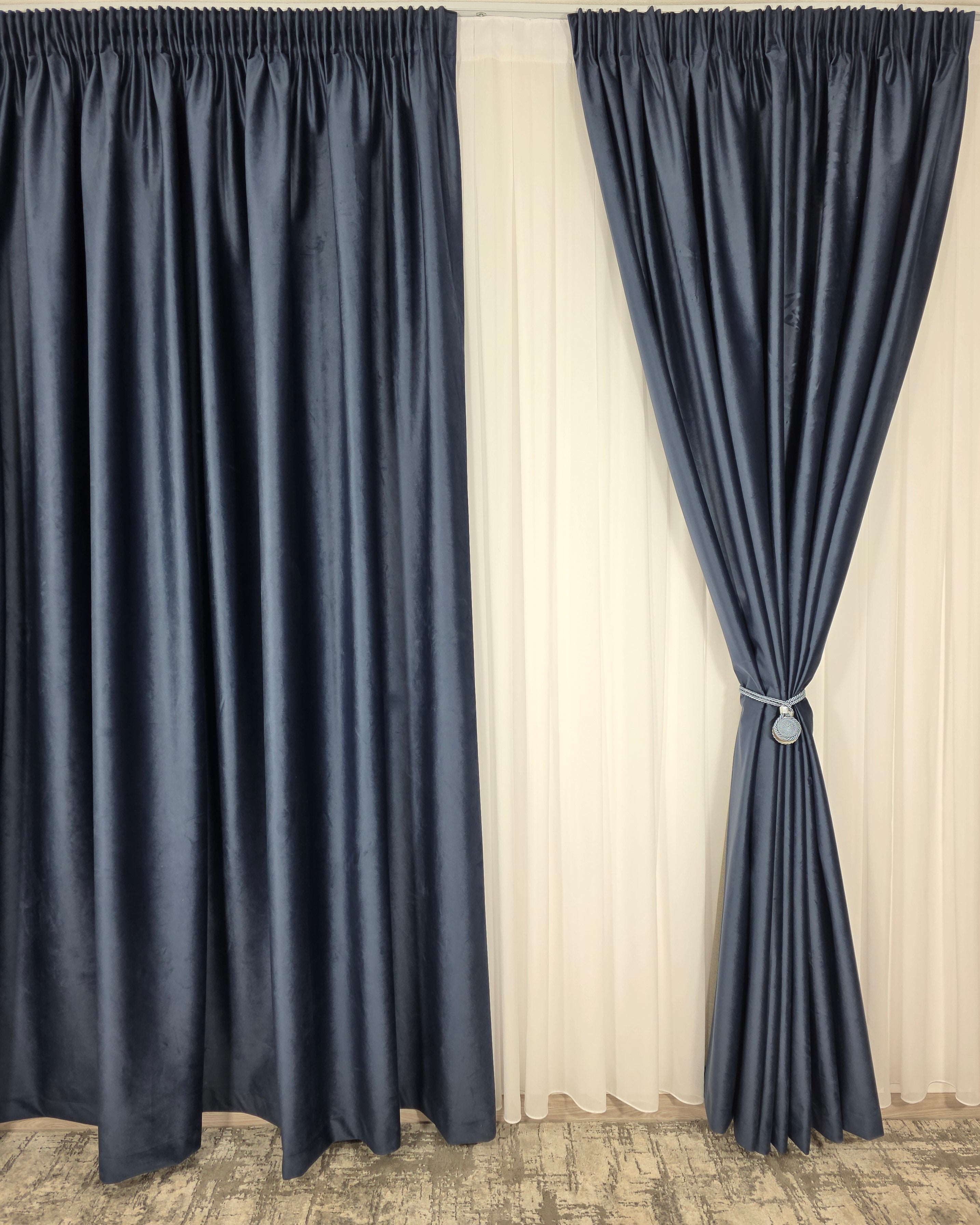 Set Premium: Perdea Matase Ivoire și Draperie Albastru Inchis Catifea Garantat Opacă Blackout 100%