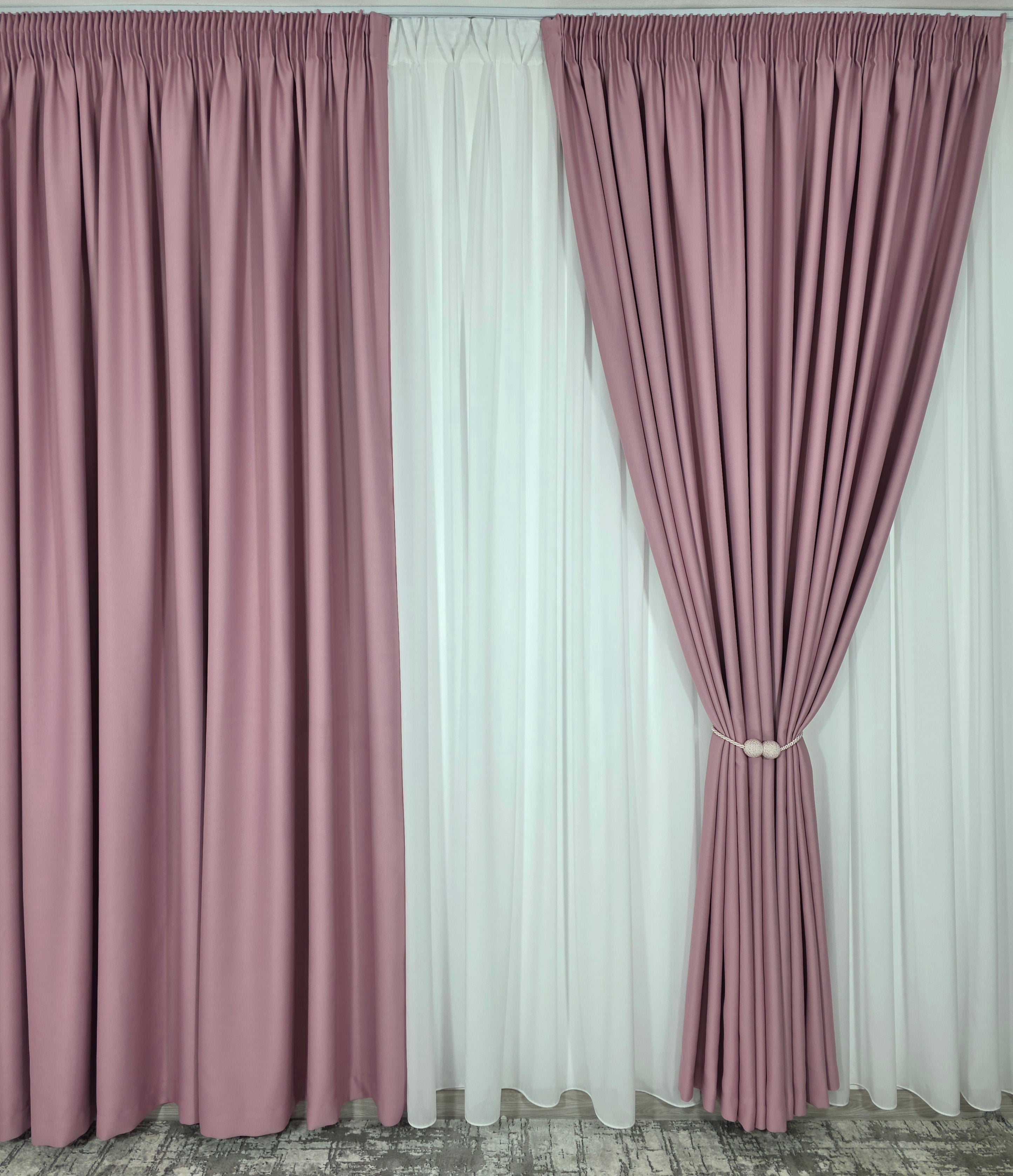 Colectia Blackout: Perdea Matase Alba Si Draperie Roz Blackout 80%