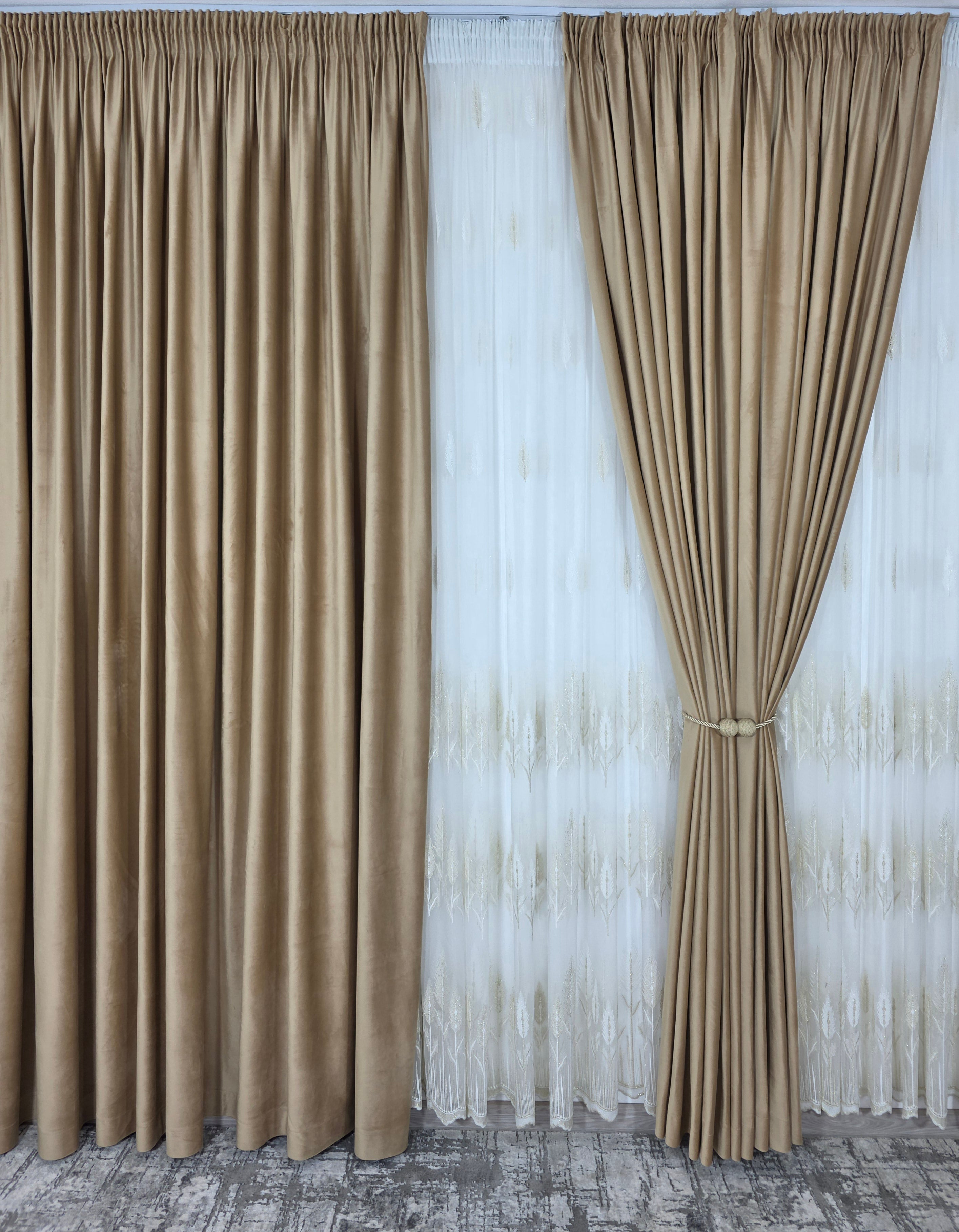 Set Aurora: perdea din bamboo cu broderie crem si draperie din catifea crem-miere