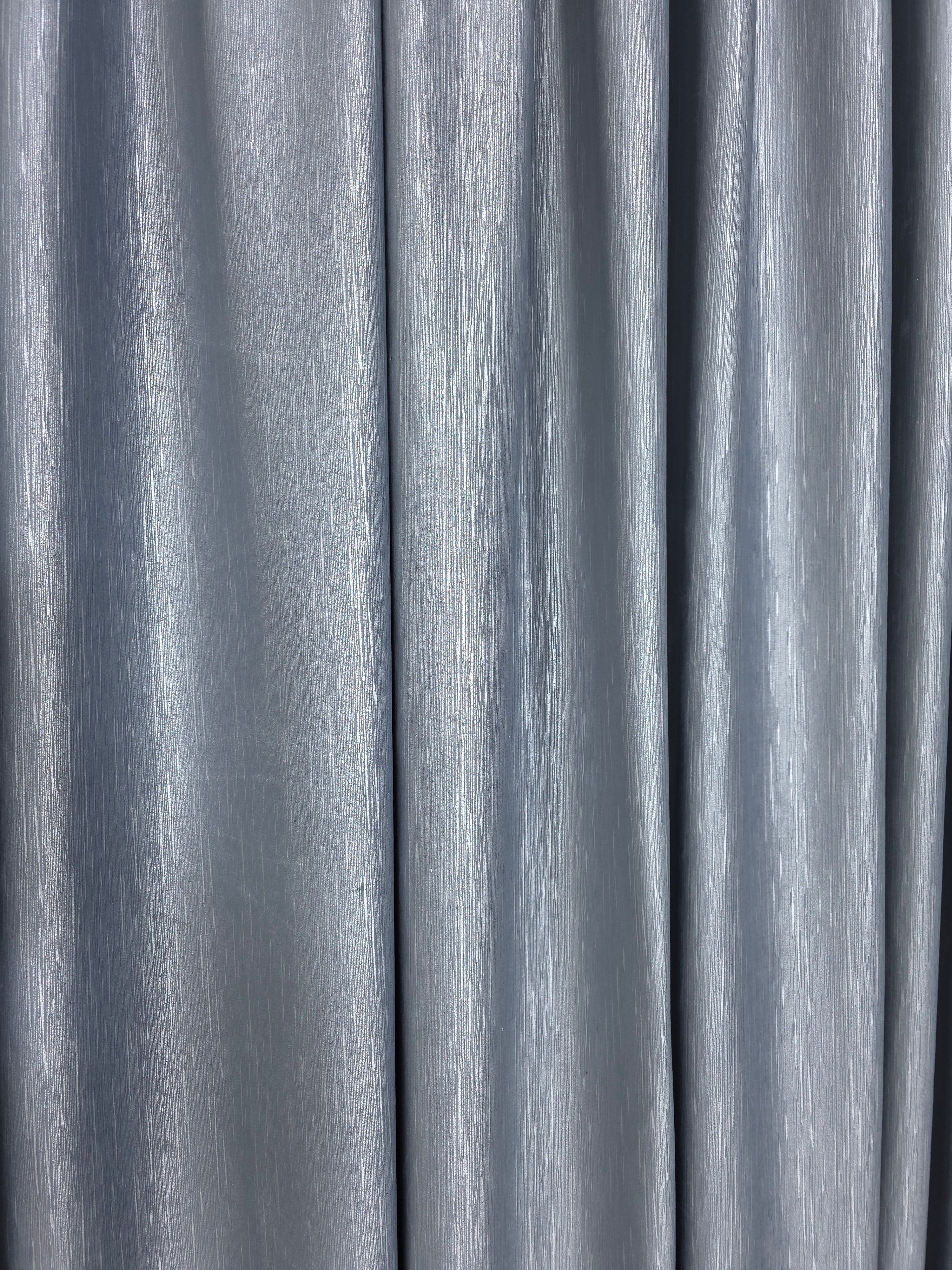 Colectia Valencia: Perdea Alba Din Matase Cu Insertii Aurii Varianta 1 Si Draperie Rolex Catifea Gri Cu Sclipici Auriu