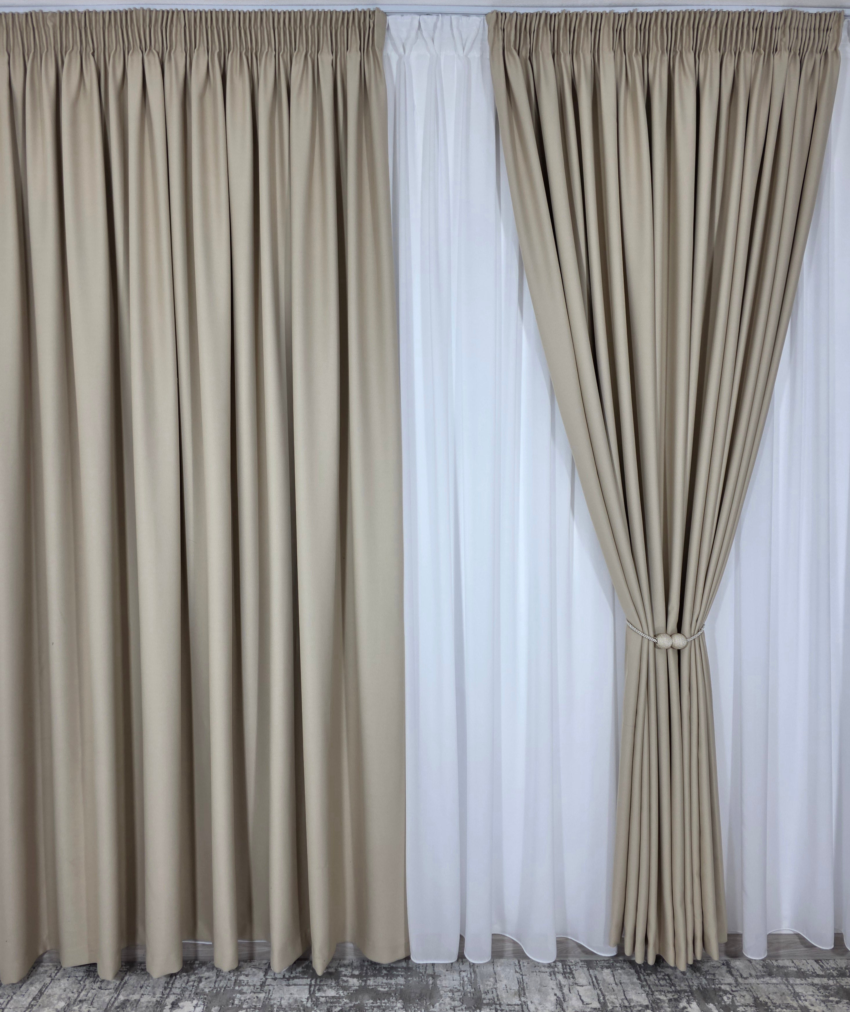 Colectia Blackout: Perdea Din Matase Alba Si Draperie Crem Blackout 80%