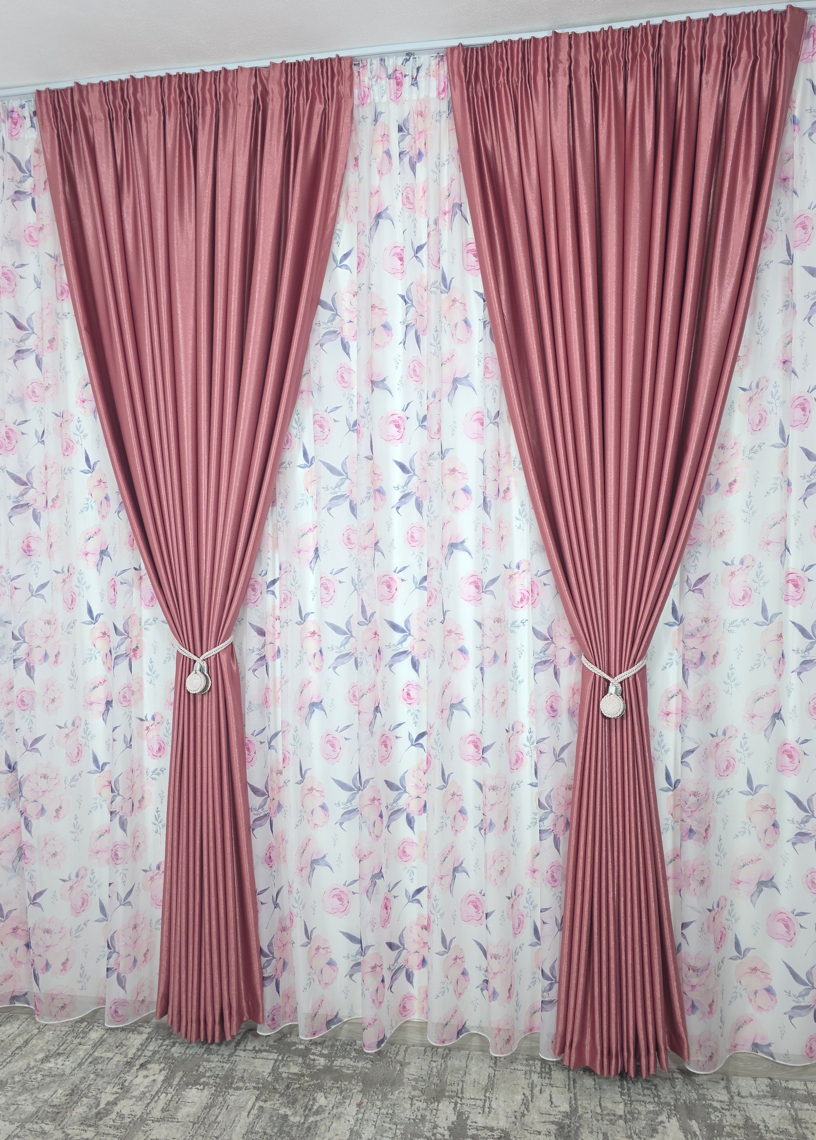 Set Gradina Reginei: Perdea Din Voal Cu Model Floral Si Draperie Soft Roz Semi-Opaca