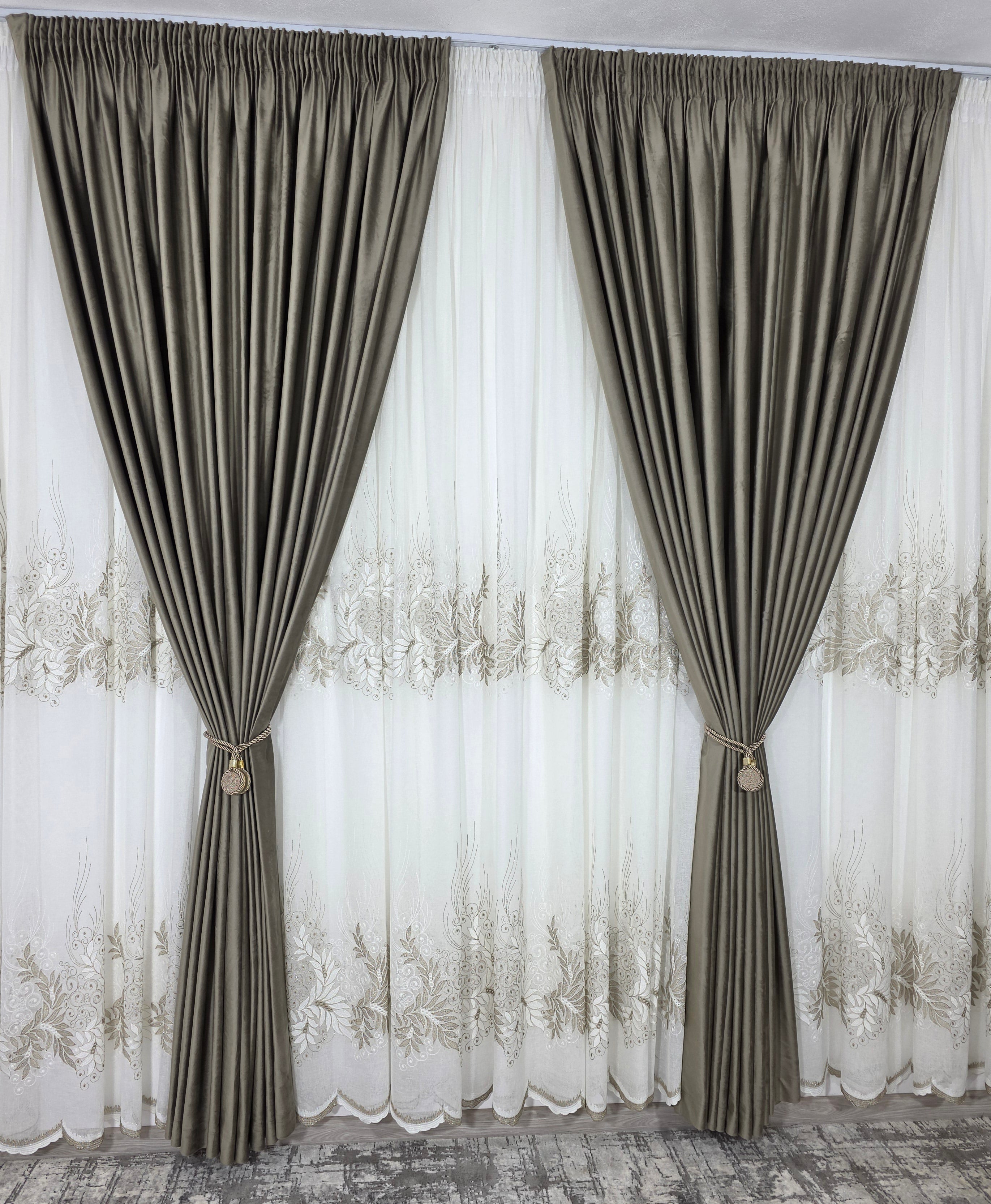 Set Amelia: perdea ivoire din in gros cu broderie bej si draperie din catifea bej inchis