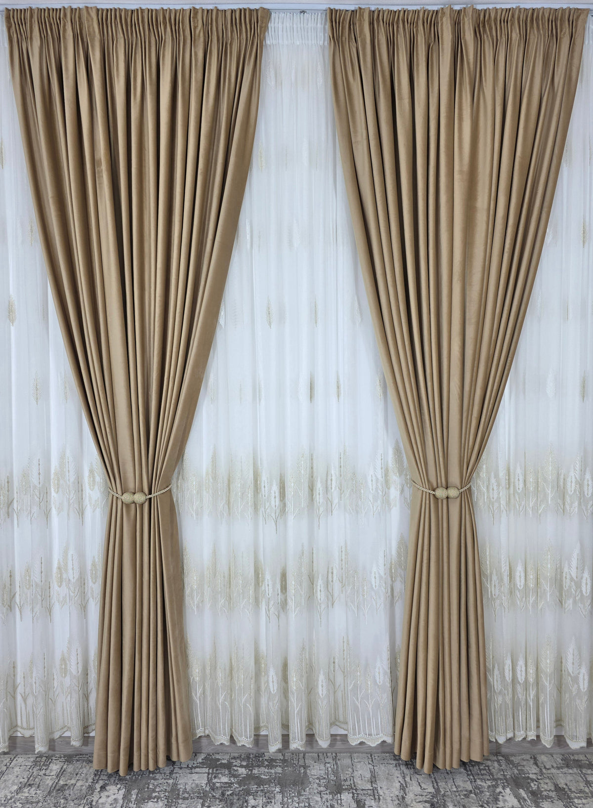 Set Aurora – Perdea din Bamboo cu Broderie Crem si Draperie Catifea Crem-Miere – ideal pentru livinguri cu canapele crem, bej sau cappuccino si mobilier din lemn natur sau maro, confectionat pe comanda